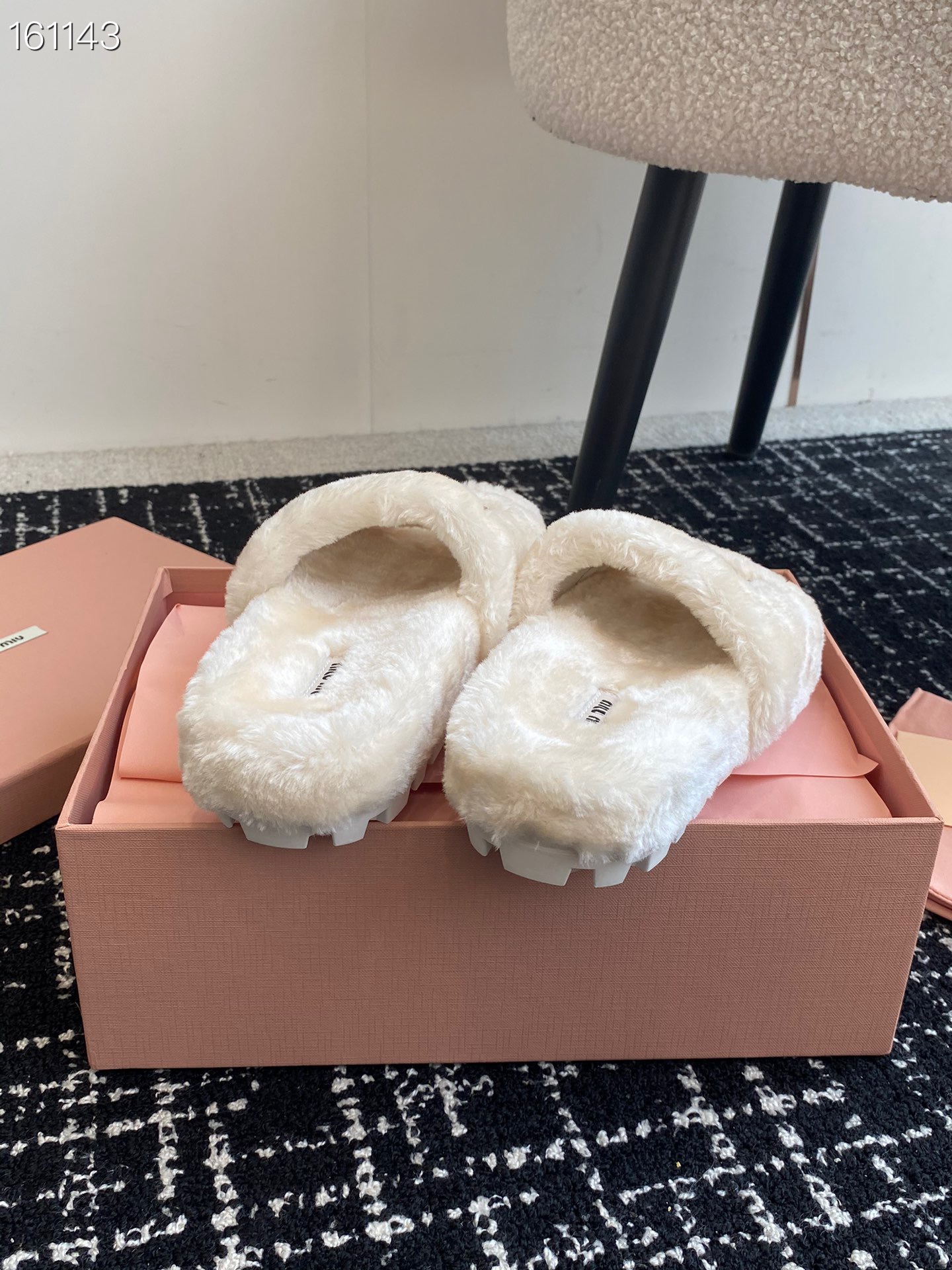 代购级Miu Miu 24ss 秋冬新品毛拖～ 秋冬新宠 百搭时髦单品！不管居家还是外穿都是品味的象征性