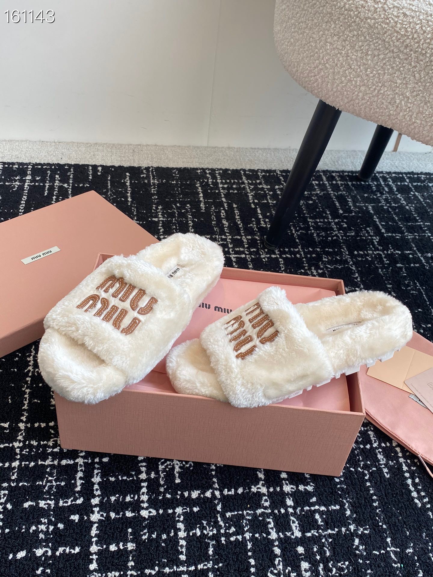 代购级Miu Miu 24ss 秋冬新品毛拖～ 秋冬新宠 百搭时髦单品！不管居家还是外穿都是品味的象征性
