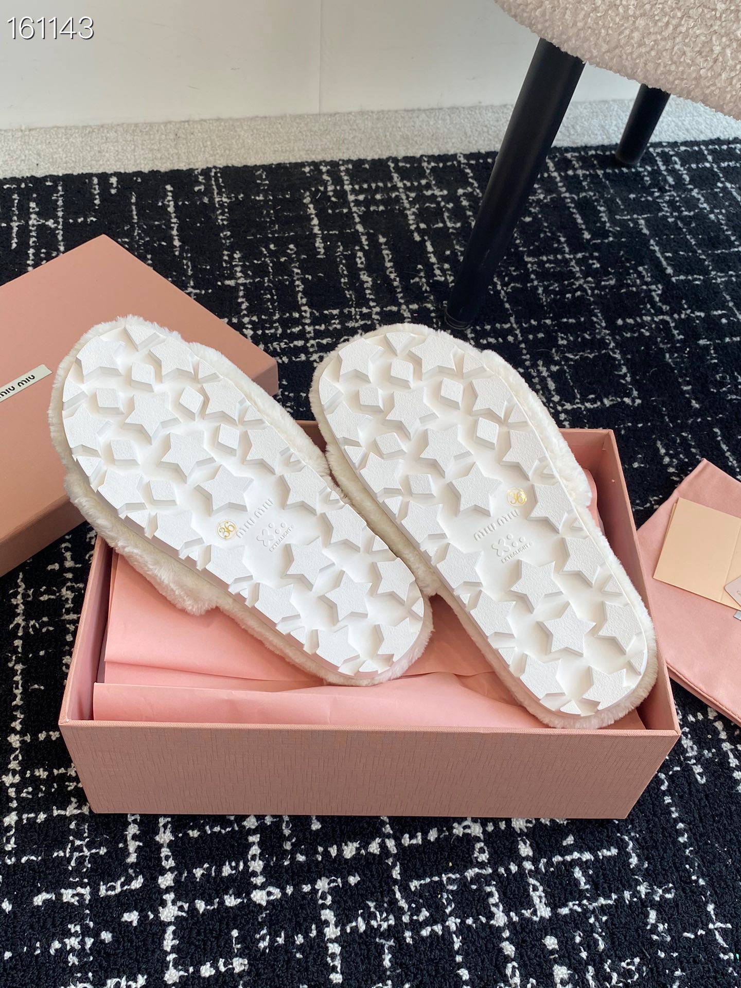 代购级Miu Miu 24ss 秋冬新品毛拖～ 秋冬新宠 百搭时髦单品！不管居家还是外穿都是品味的象征性