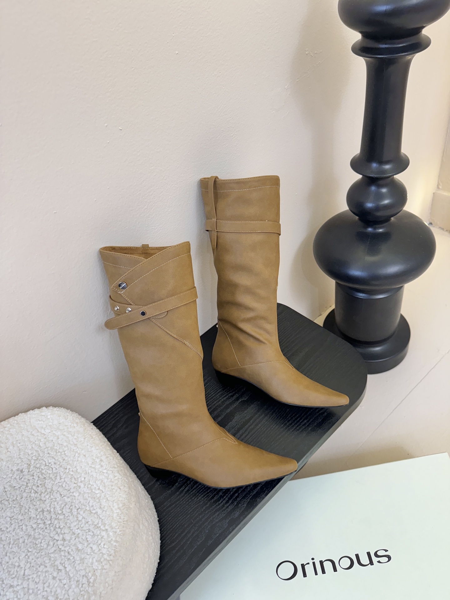 Orinous 𝟐𝟓𝐀𝐖长靴Orinous 这款长靴｜是时髦精的“腿精密码” V字扣带复古堆叠长靴 自带