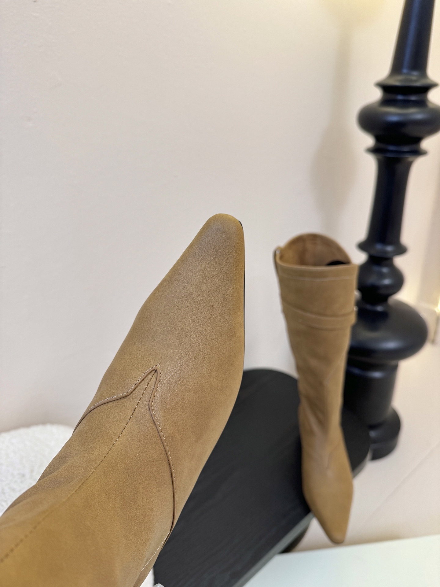 Orinous 𝟐𝟓𝐀𝐖长靴Orinous 这款长靴｜是时髦精的“腿精密码” V字扣带复古堆叠长靴 自带