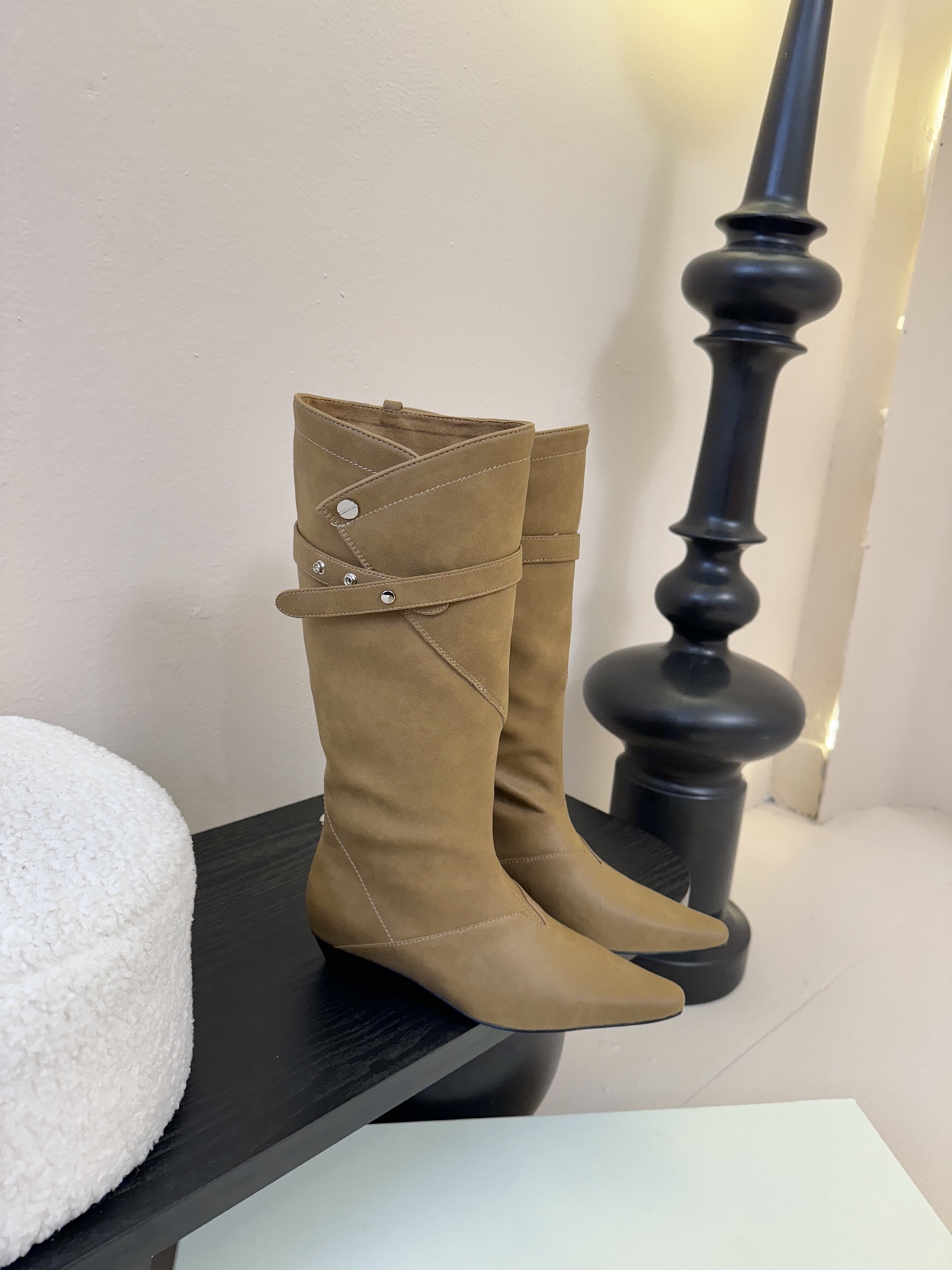 Orinous 𝟐𝟓𝐀𝐖长靴Orinous 这款长靴｜是时髦精的“腿精密码” V字扣带复古堆叠长靴 自带