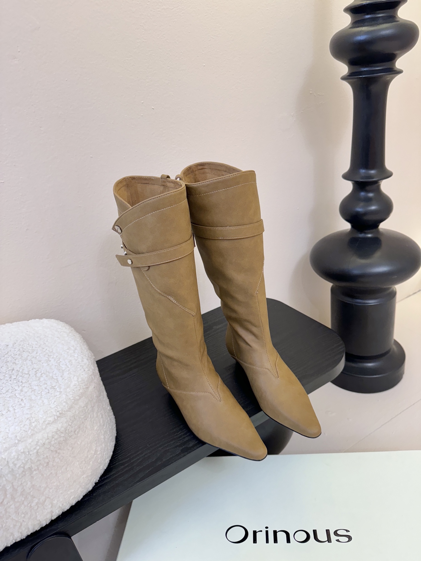 Orinous 𝟐𝟓𝐀𝐖长靴Orinous 这款长靴｜是时髦精的“腿精密码” V字扣带复古堆叠长靴 自带