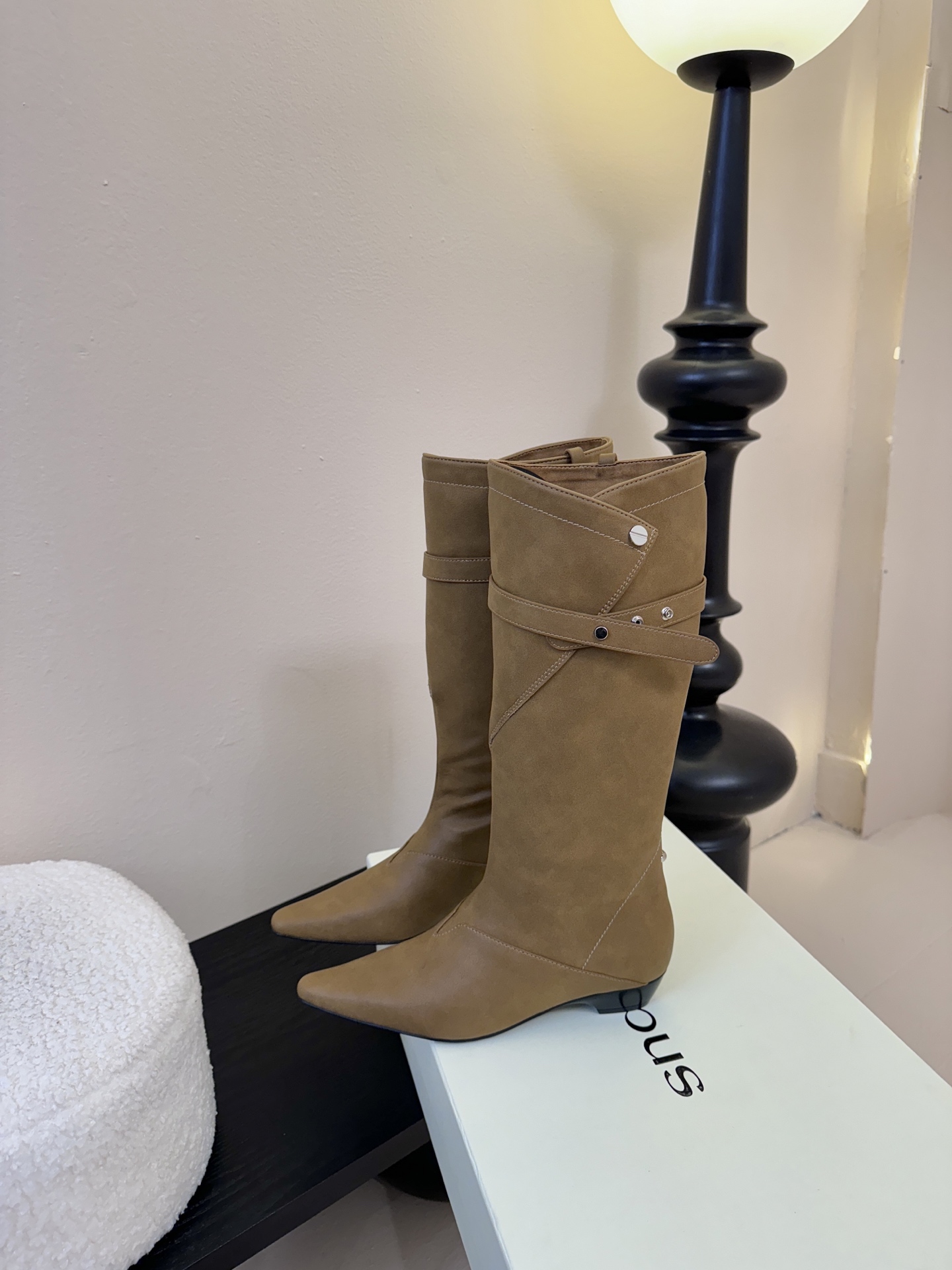 Orinous 𝟐𝟓𝐀𝐖长靴Orinous 这款长靴｜是时髦精的“腿精密码” V字扣带复古堆叠长靴 自带