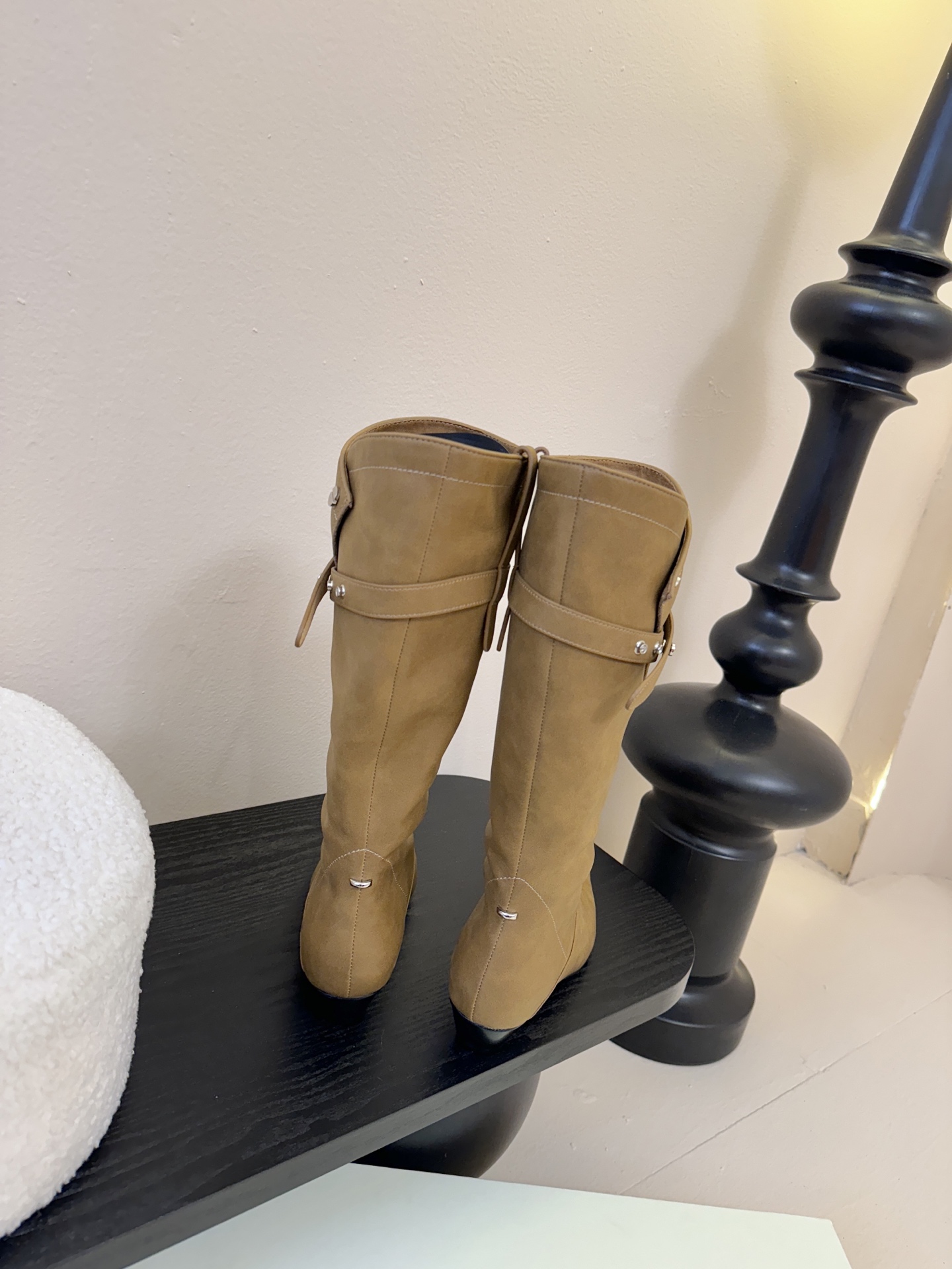 Orinous 𝟐𝟓𝐀𝐖长靴Orinous 这款长靴｜是时髦精的“腿精密码” V字扣带复古堆叠长靴 自带