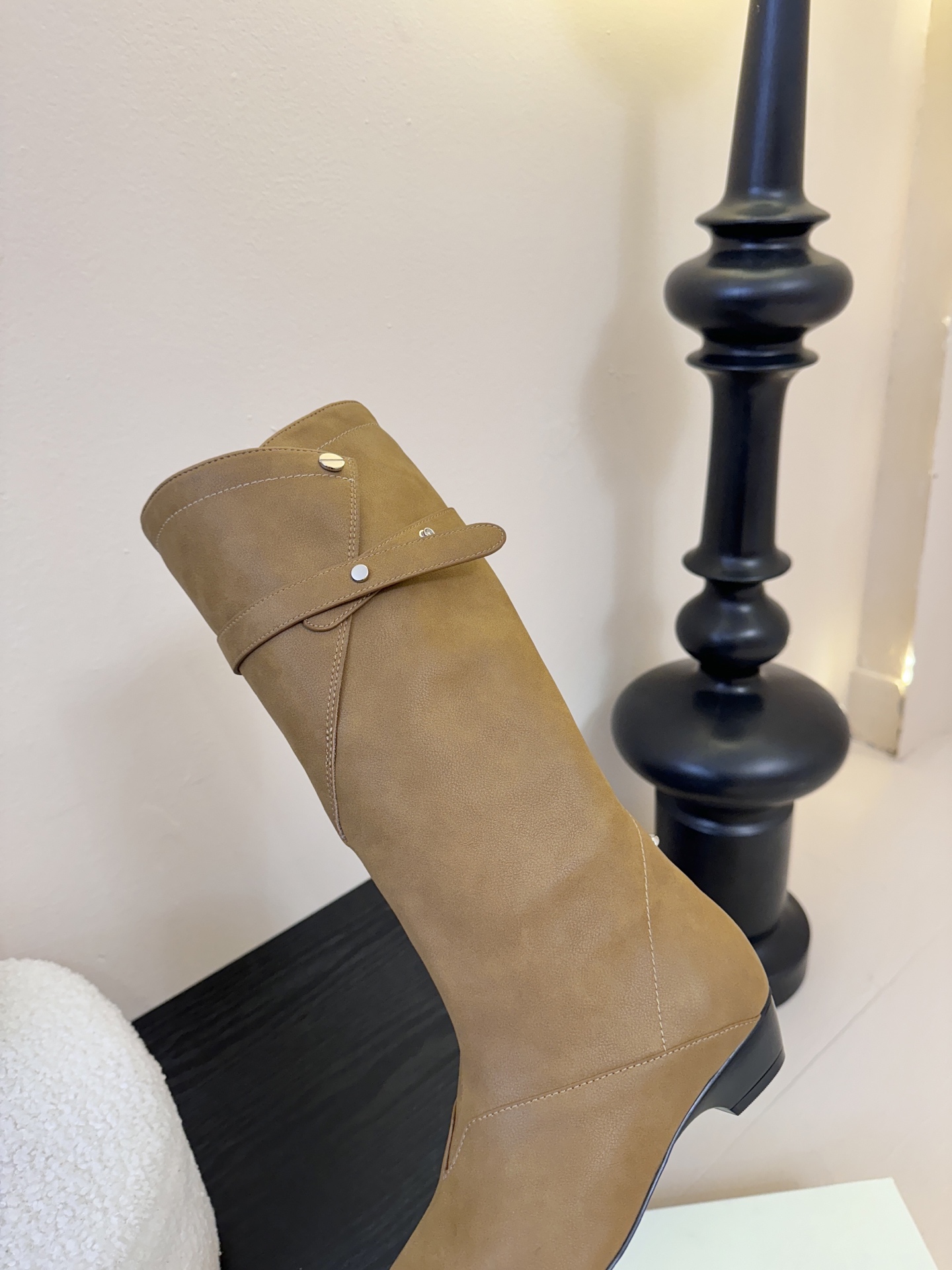 Orinous 𝟐𝟓𝐀𝐖长靴Orinous 这款长靴｜是时髦精的“腿精密码” V字扣带复古堆叠长靴 自带