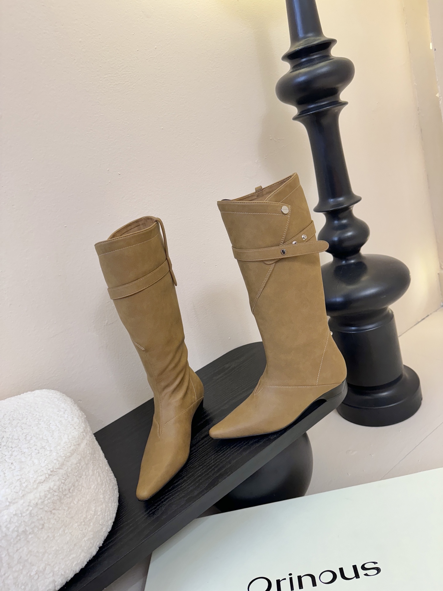 Orinous 𝟐𝟓𝐀𝐖长靴Orinous 这款长靴｜是时髦精的“腿精密码” V字扣带复古堆叠长靴 自带