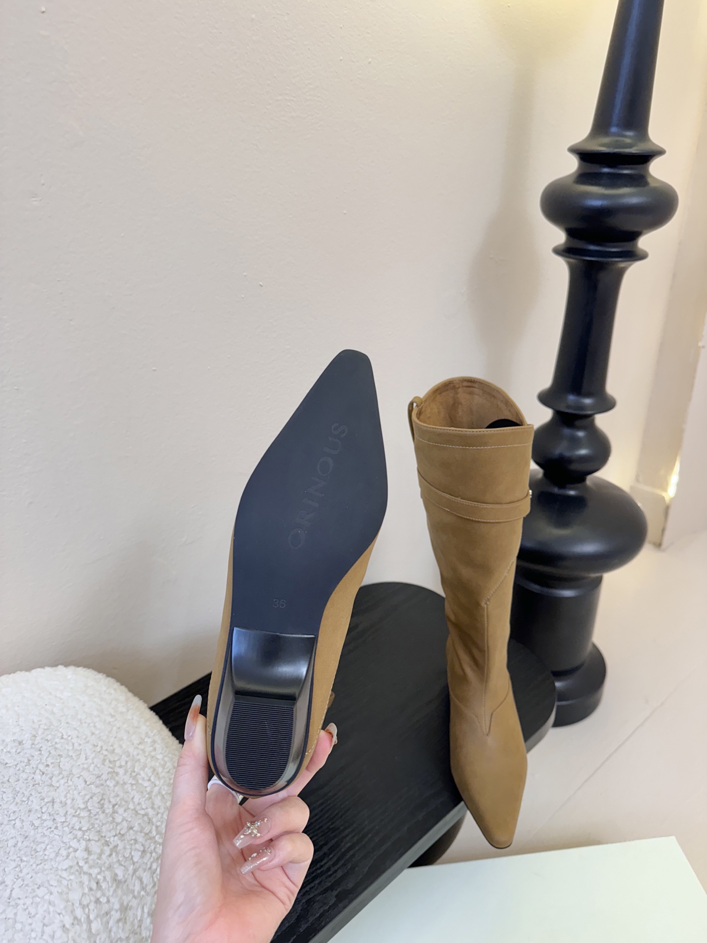 Orinous 𝟐𝟓𝐀𝐖长靴Orinous 这款长靴｜是时髦精的“腿精密码” V字扣带复古堆叠长靴 自带