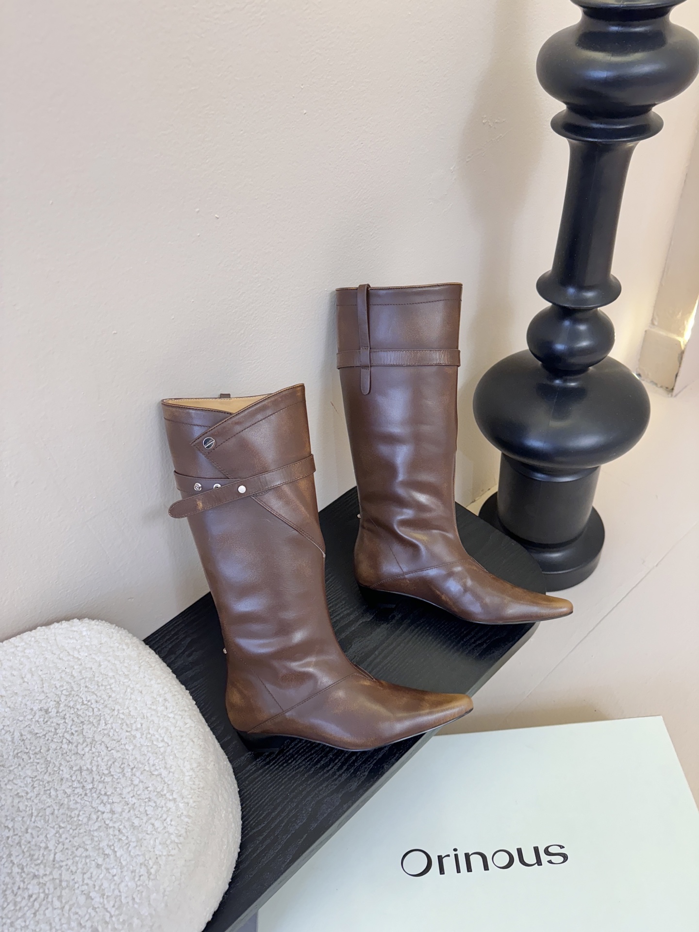 Orinous 𝟐𝟓𝐀𝐖长靴Orinous 这款长靴｜是时髦精的“腿精密码” V字扣带复古堆叠长靴 自带