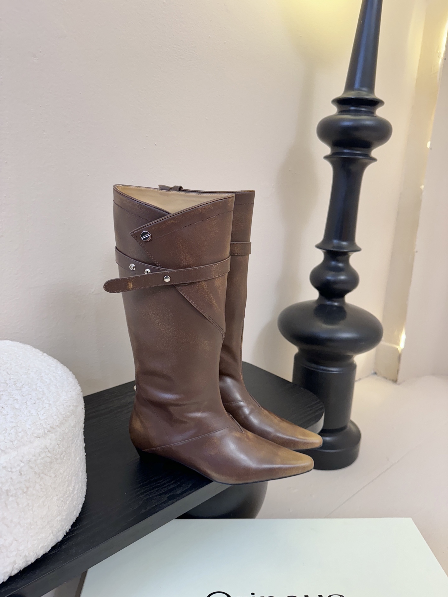 Orinous 𝟐𝟓𝐀𝐖长靴Orinous 这款长靴｜是时髦精的“腿精密码” V字扣带复古堆叠长靴 自带