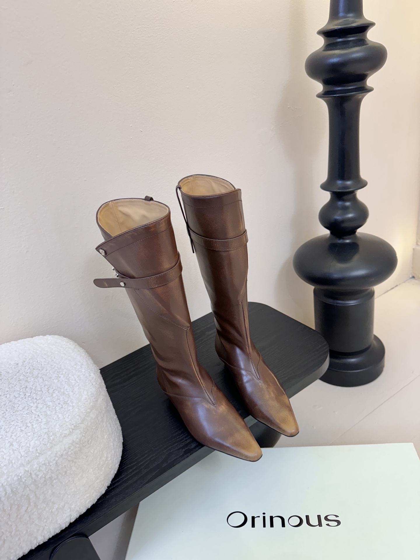 Orinous 𝟐𝟓𝐀𝐖长靴Orinous 这款长靴｜是时髦精的“腿精密码” V字扣带复古堆叠长靴 自带