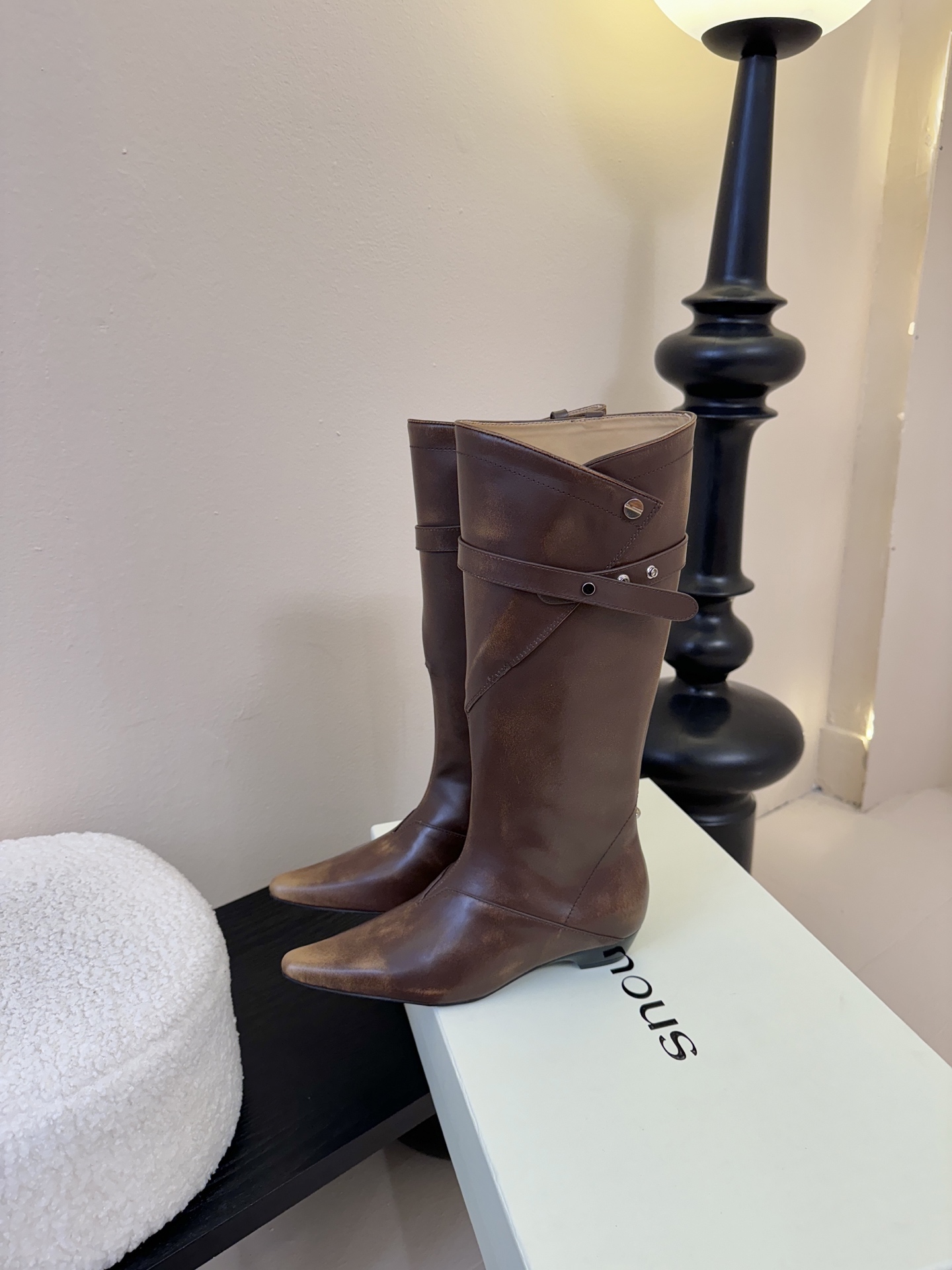 Orinous 𝟐𝟓𝐀𝐖长靴Orinous 这款长靴｜是时髦精的“腿精密码” V字扣带复古堆叠长靴 自带