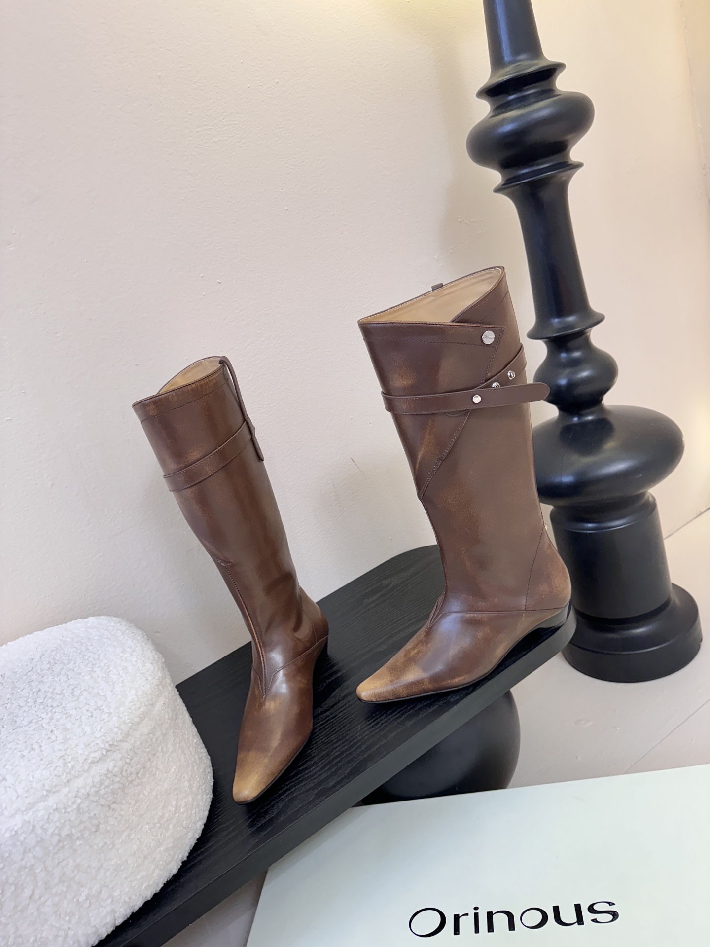 Orinous 𝟐𝟓𝐀𝐖长靴Orinous 这款长靴｜是时髦精的“腿精密码” V字扣带复古堆叠长靴 自带