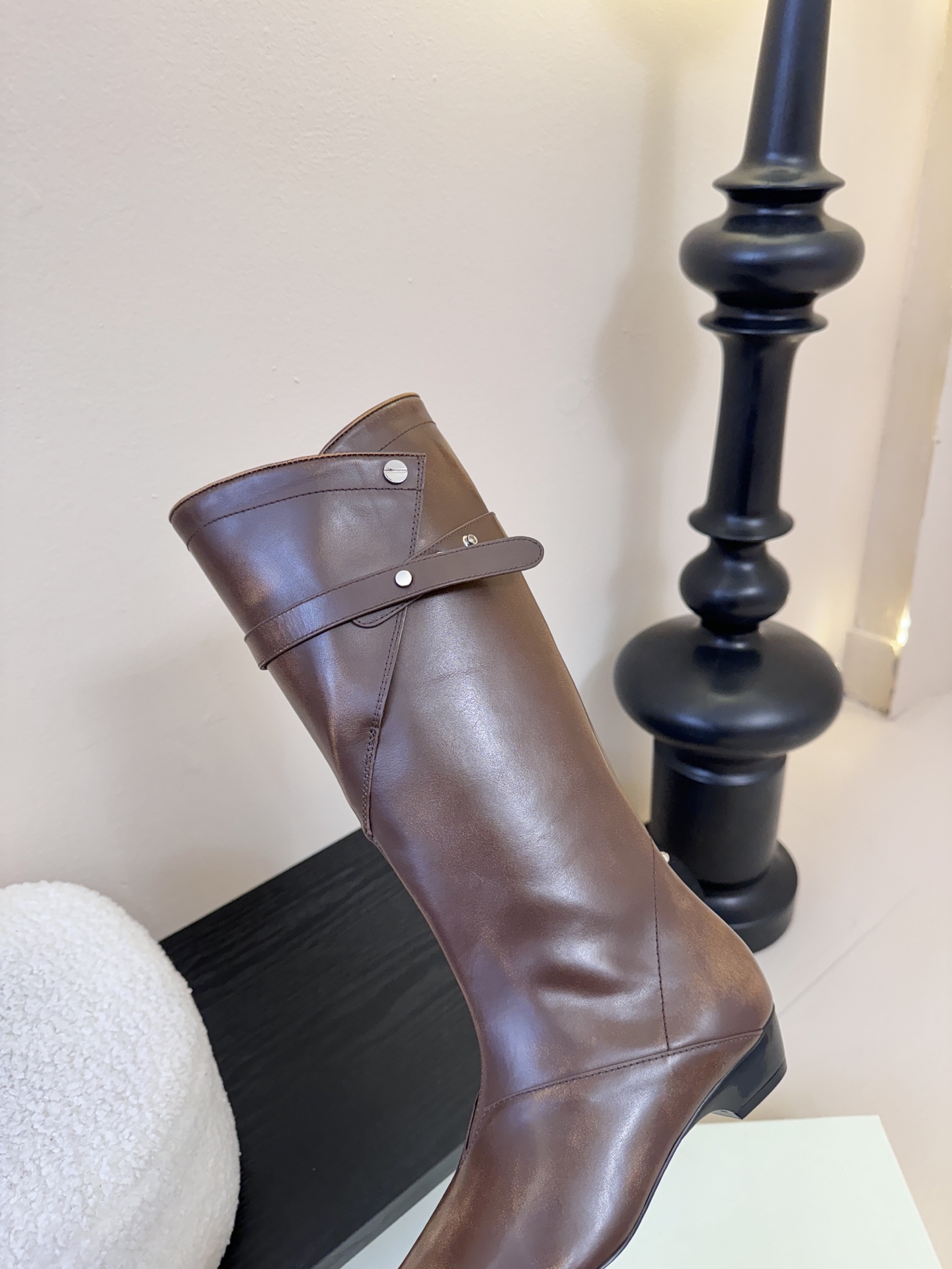 Orinous 𝟐𝟓𝐀𝐖长靴Orinous 这款长靴｜是时髦精的“腿精密码” V字扣带复古堆叠长靴 自带