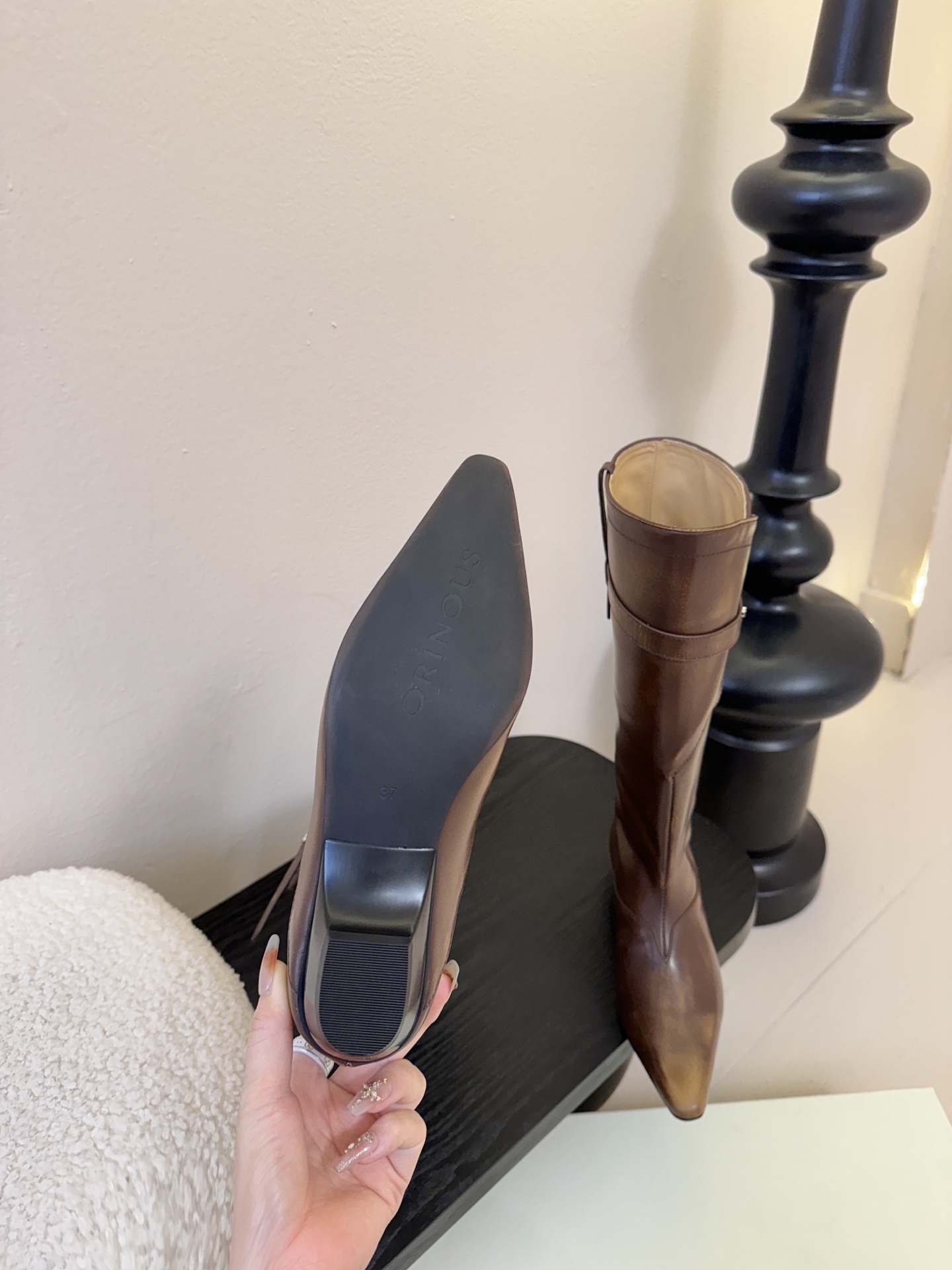 Orinous 𝟐𝟓𝐀𝐖长靴Orinous 这款长靴｜是时髦精的“腿精密码” V字扣带复古堆叠长靴 自带