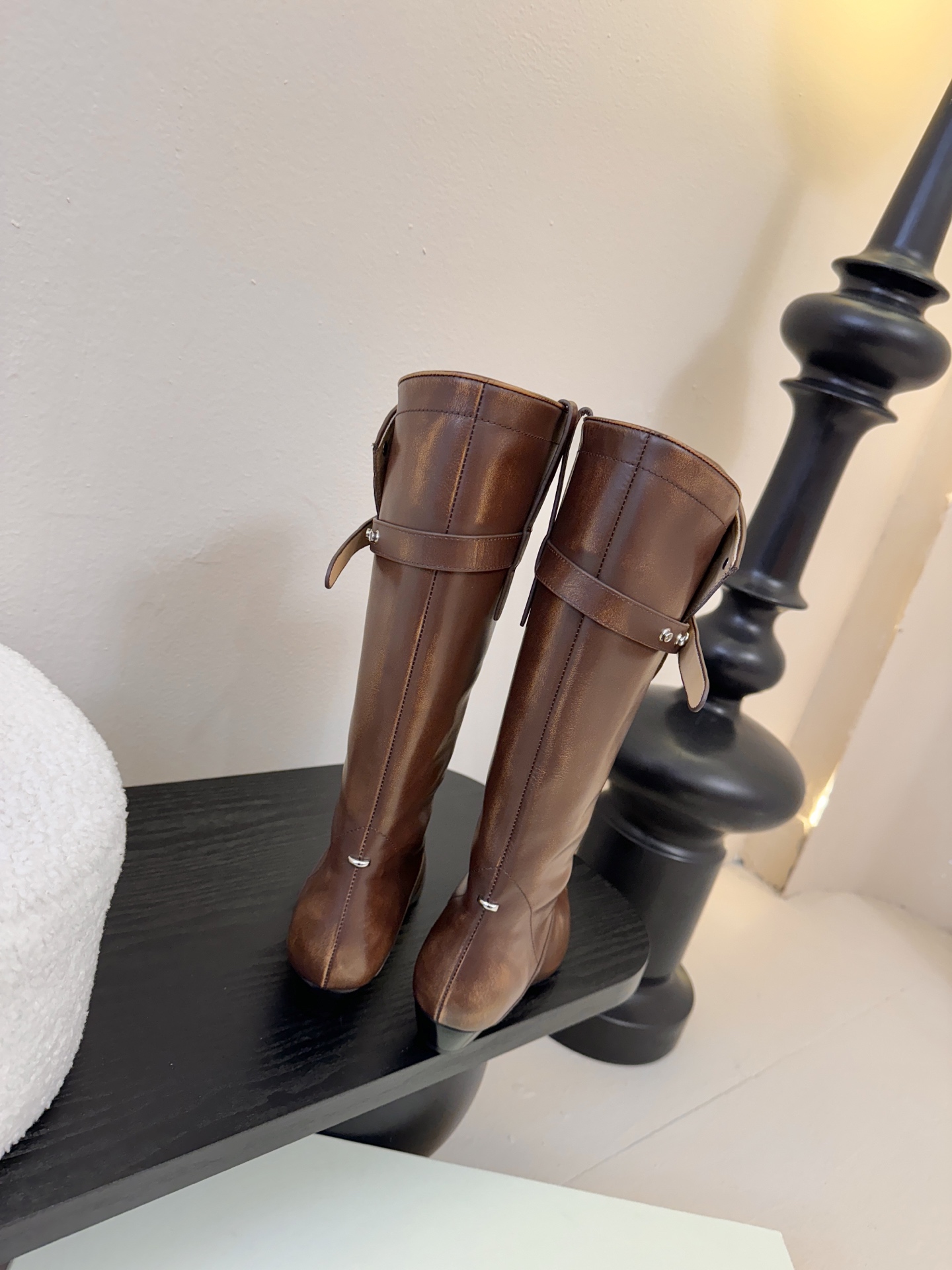 Orinous 𝟐𝟓𝐀𝐖长靴Orinous 这款长靴｜是时髦精的“腿精密码” V字扣带复古堆叠长靴 自带