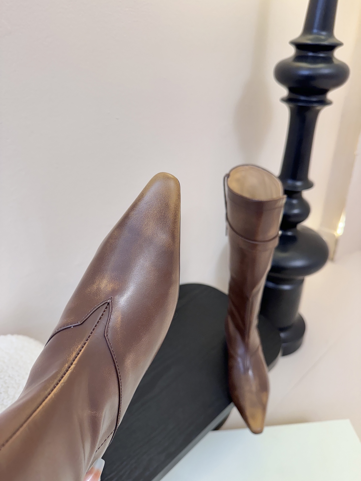 Orinous 𝟐𝟓𝐀𝐖长靴Orinous 这款长靴｜是时髦精的“腿精密码” V字扣带复古堆叠长靴 自带