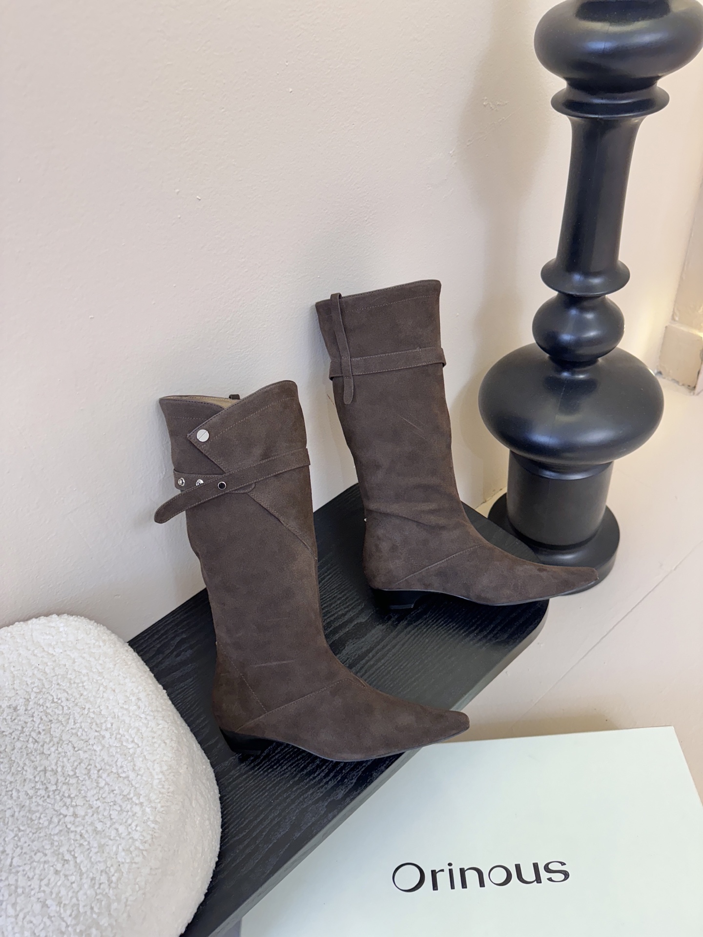 Orinous 𝟐𝟓𝐀𝐖长靴Orinous 这款长靴｜是时髦精的“腿精密码” V字扣带复古堆叠长靴 自带