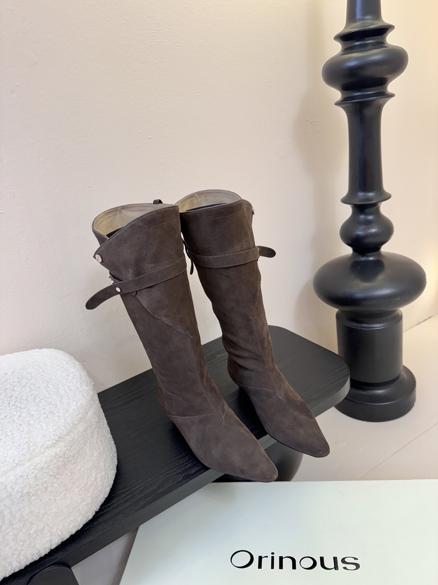 Orinous 𝟐𝟓𝐀𝐖长靴Orinous 这款长靴｜是时髦精的“腿精密码” V字扣带复古堆叠长靴 自带