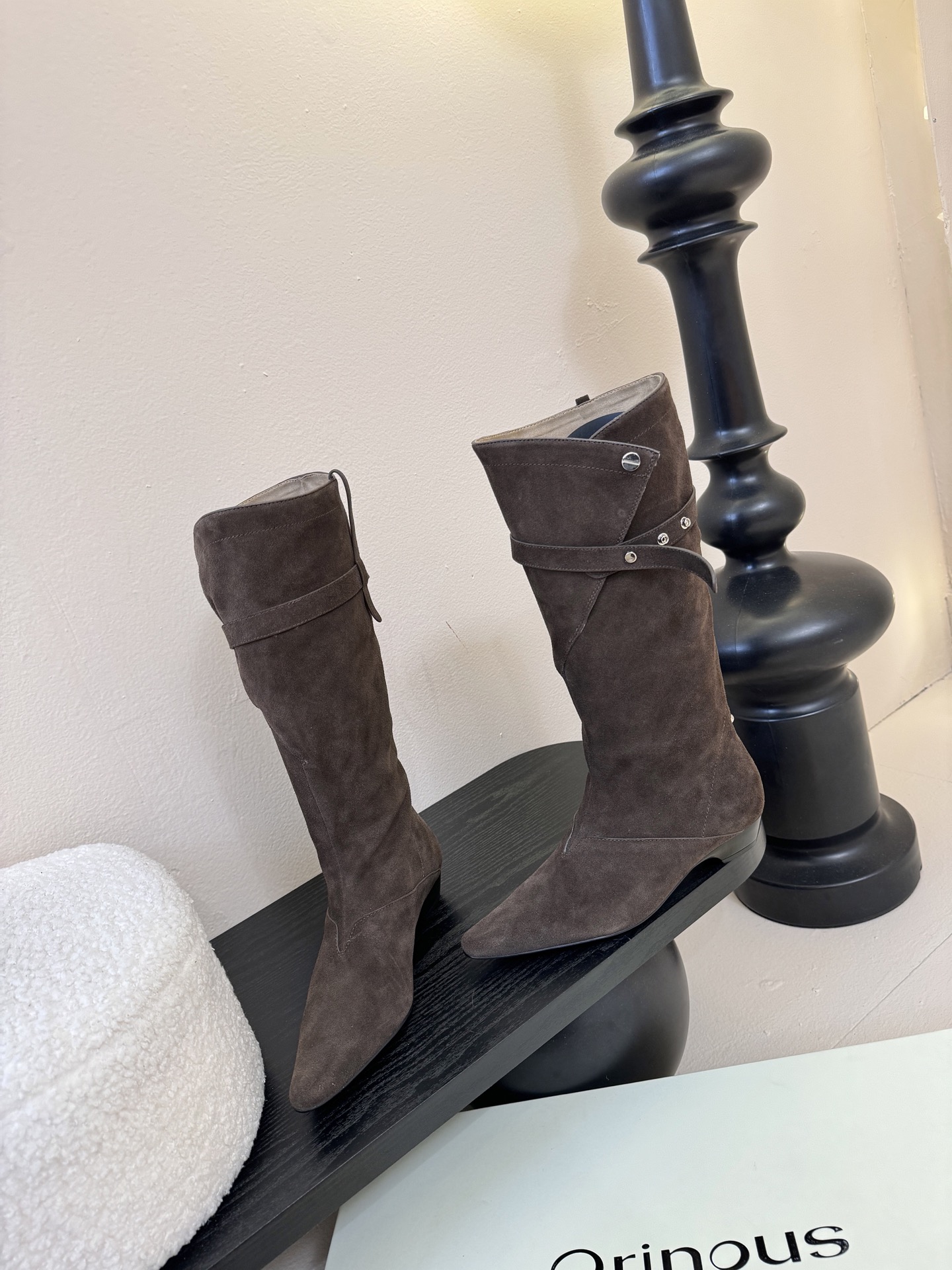 Orinous 𝟐𝟓𝐀𝐖长靴Orinous 这款长靴｜是时髦精的“腿精密码” V字扣带复古堆叠长靴 自带
