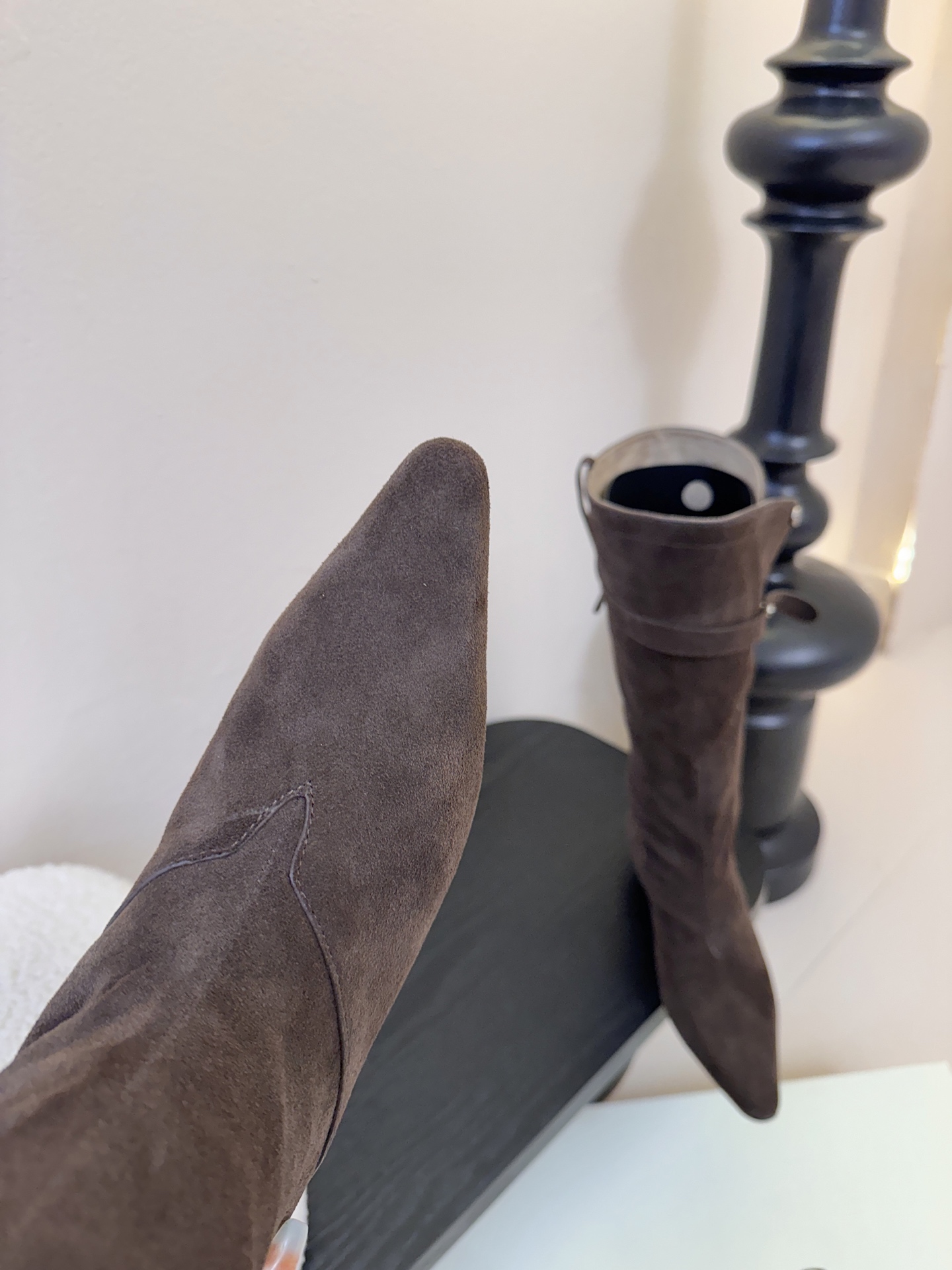 Orinous 𝟐𝟓𝐀𝐖长靴Orinous 这款长靴｜是时髦精的“腿精密码” V字扣带复古堆叠长靴 自带