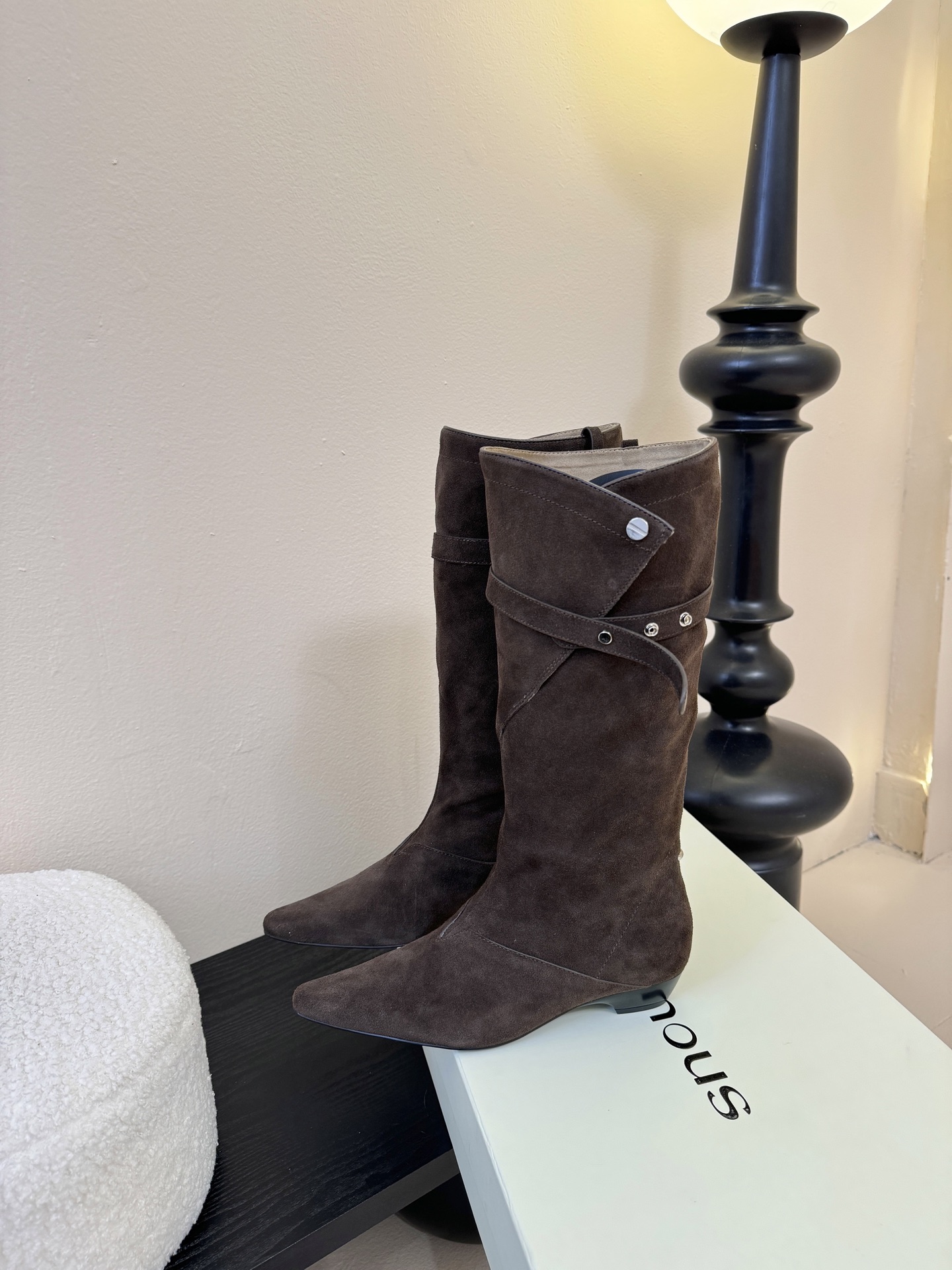 Orinous 𝟐𝟓𝐀𝐖长靴Orinous 这款长靴｜是时髦精的“腿精密码” V字扣带复古堆叠长靴 自带