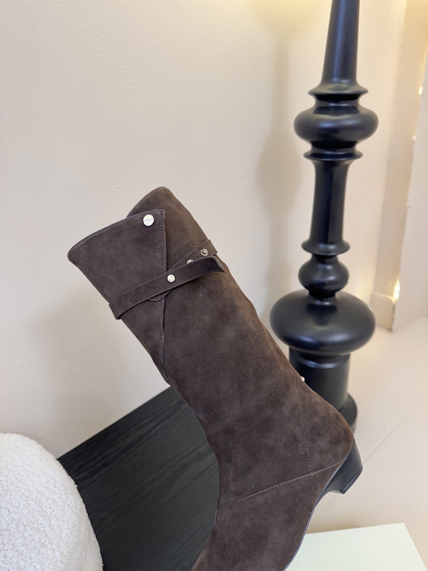 Orinous 𝟐𝟓𝐀𝐖长靴Orinous 这款长靴｜是时髦精的“腿精密码” V字扣带复古堆叠长靴 自带