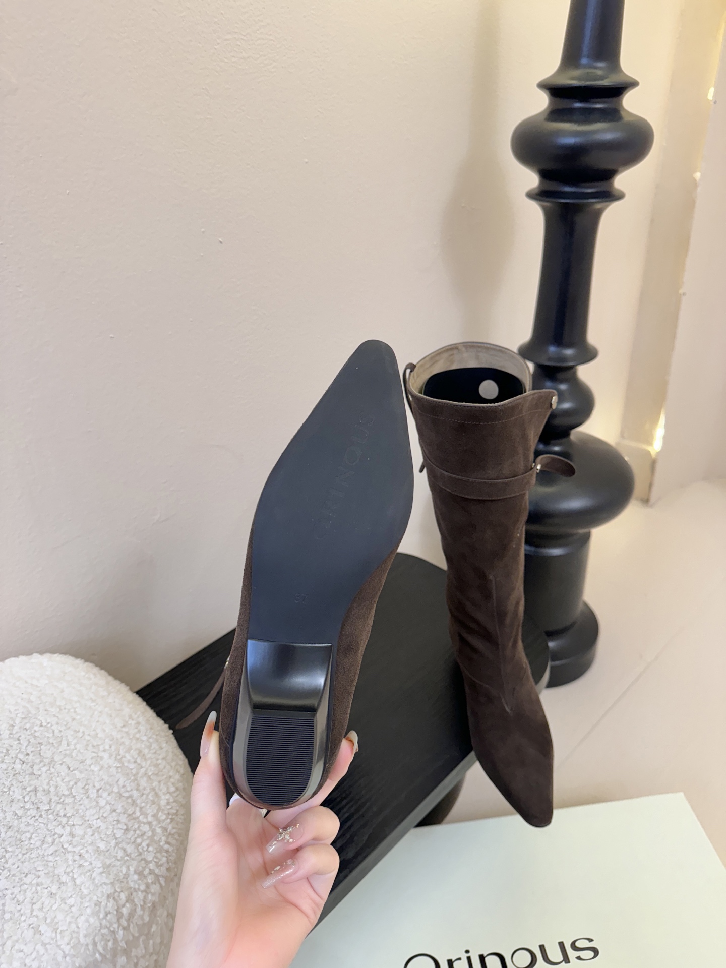 Orinous 𝟐𝟓𝐀𝐖长靴Orinous 这款长靴｜是时髦精的“腿精密码” V字扣带复古堆叠长靴 自带