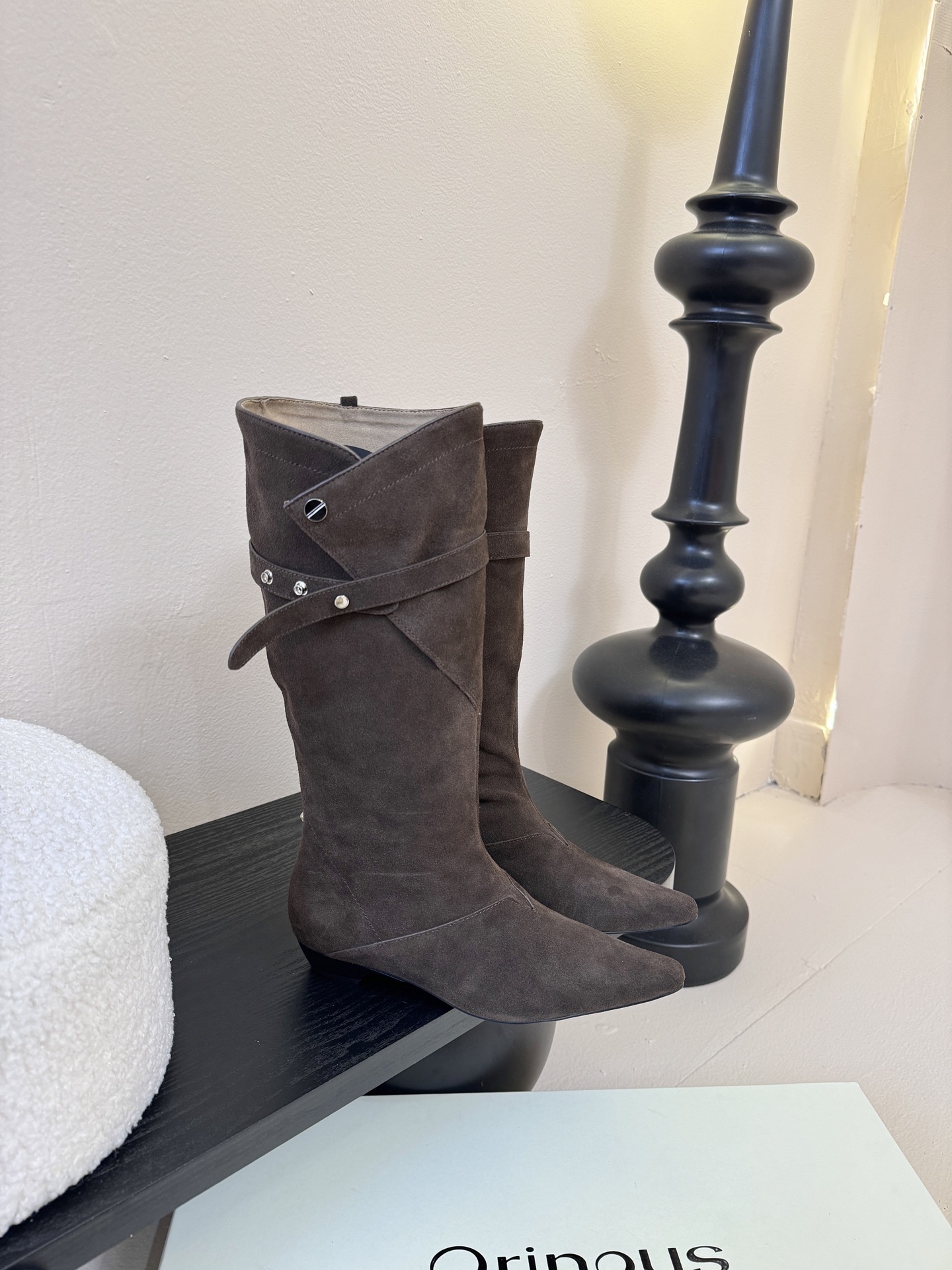 Orinous 𝟐𝟓𝐀𝐖长靴Orinous 这款长靴｜是时髦精的“腿精密码” V字扣带复古堆叠长靴 自带