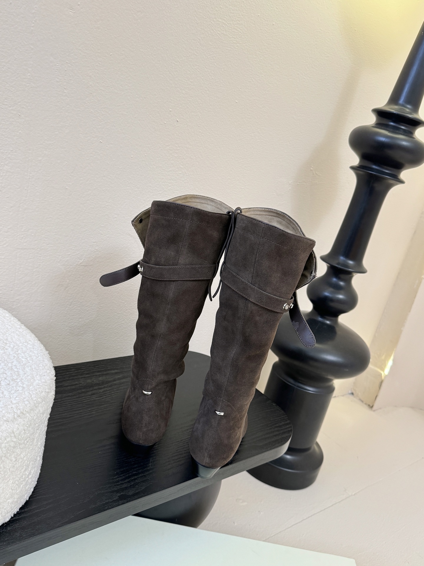 Orinous 𝟐𝟓𝐀𝐖长靴Orinous 这款长靴｜是时髦精的“腿精密码” V字扣带复古堆叠长靴 自带