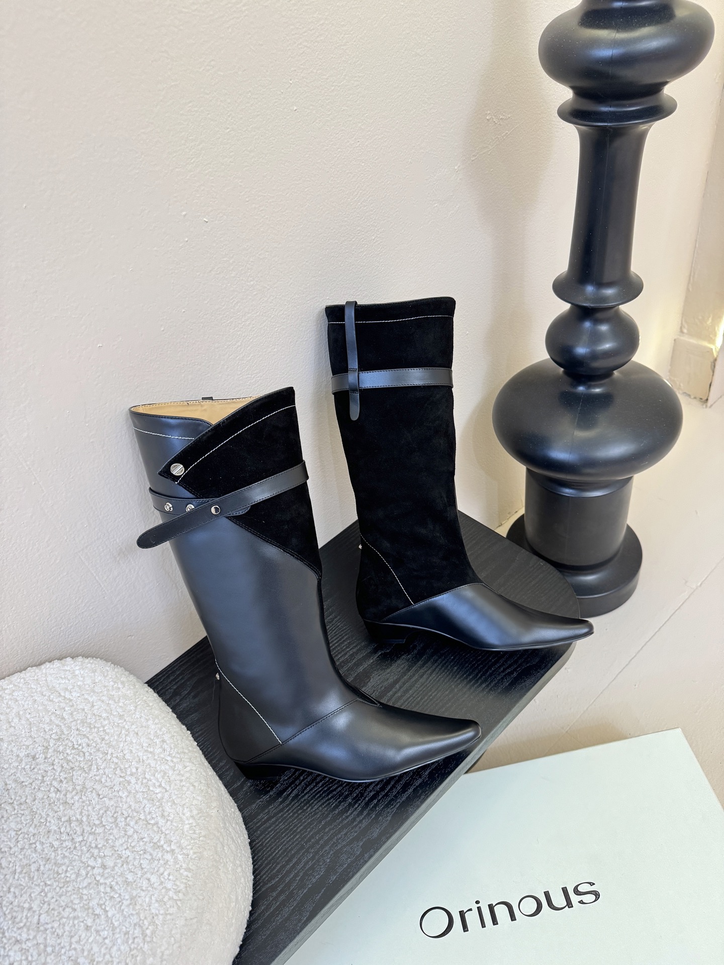 Orinous 𝟐𝟓𝐀𝐖长靴Orinous 这款长靴｜是时髦精的“腿精密码” V字扣带复古堆叠长靴 自带