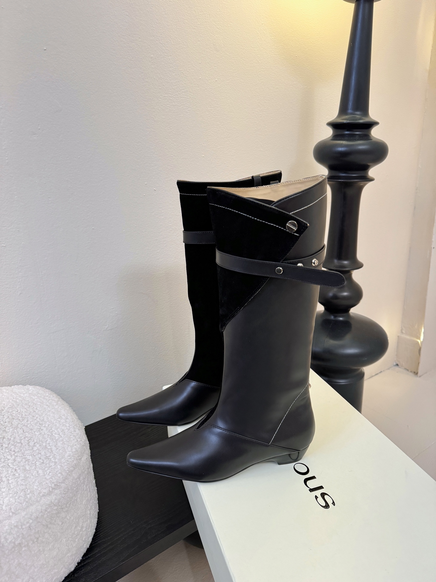 Orinous 𝟐𝟓𝐀𝐖长靴Orinous 这款长靴｜是时髦精的“腿精密码” V字扣带复古堆叠长靴 自带