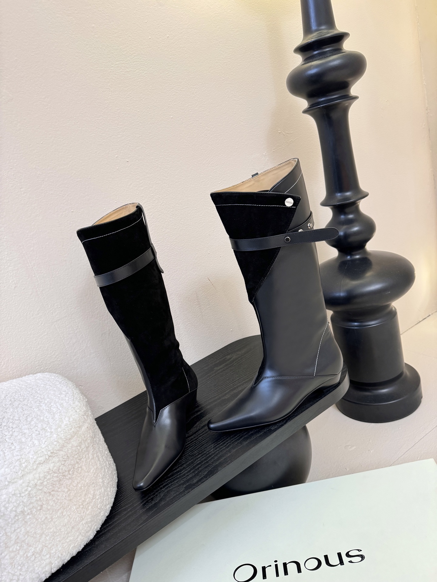Orinous 𝟐𝟓𝐀𝐖长靴Orinous 这款长靴｜是时髦精的“腿精密码” V字扣带复古堆叠长靴 自带
