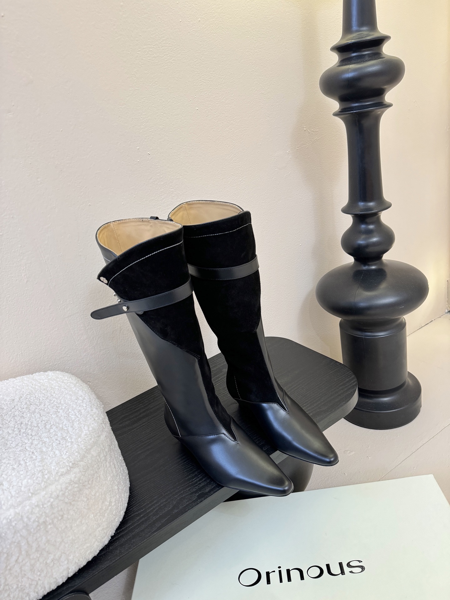 NO:470915,Orinous long boots Orinous long boots | is the 'leg precision code' of fashionable style V-shaped buckle retro stacked boots with high-end atmosphere Pointed toe + small heel outlines neat lines Boot buckle design, grasp personality and exquisiteness without restricting leg shape, can be stacked, and become hot girl in a short skirt, and paired with pants is very cool. The autumn and winter outfit 'open items' will win a lot~ The upper is original colored calfskin. Suede imported cowhide inside, outsole ZP open mold replica outsole SIZE35-39 (40 fixed), boots, boots, skirts, cowhide, chamois leather19860909Orinous 长靴 Orinous 这款长靴｜是时髦精的“腿精密码” V字扣带复古堆叠长靴 自带高级氛围 尖头+小跟勾勒利落线条 靴筒的搭扣设计 把个性和精致狠狠拿捏 不限制腿型 可堆叠穿着 配短裙秒变辣妹 搭裤装又很飒 秋冬穿搭“开挂单品” 谁穿谁赢很大～ 鞋面原版擦色小牛皮.麂皮 内里进口牛皮 大底 ZP开模复刻大底 SIZE35-39（40定）,靴子,boots,skirts,cowhide,chamois leather,Women's Shoes