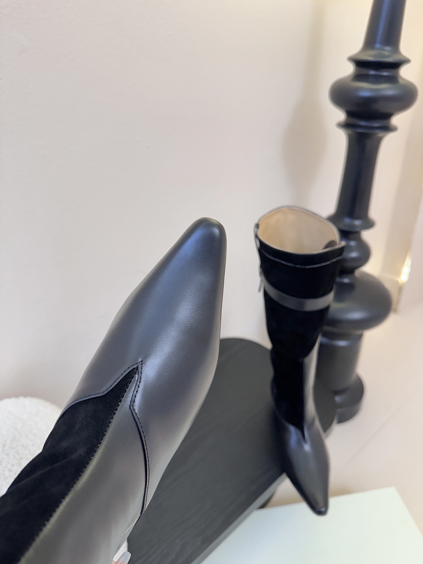 Orinous 𝟐𝟓𝐀𝐖长靴Orinous 这款长靴｜是时髦精的“腿精密码” V字扣带复古堆叠长靴 自带