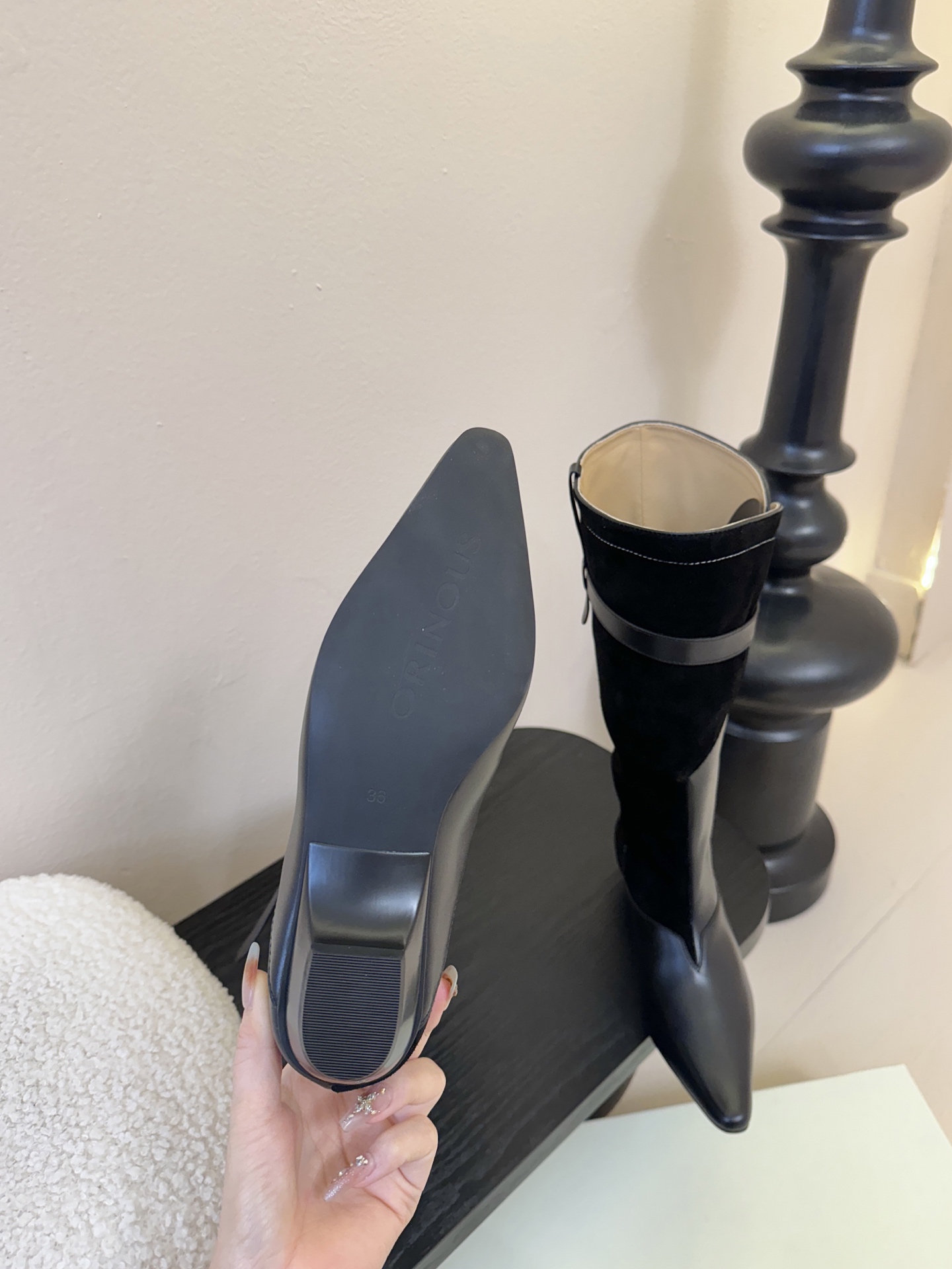 Orinous 𝟐𝟓𝐀𝐖长靴Orinous 这款长靴｜是时髦精的“腿精密码” V字扣带复古堆叠长靴 自带