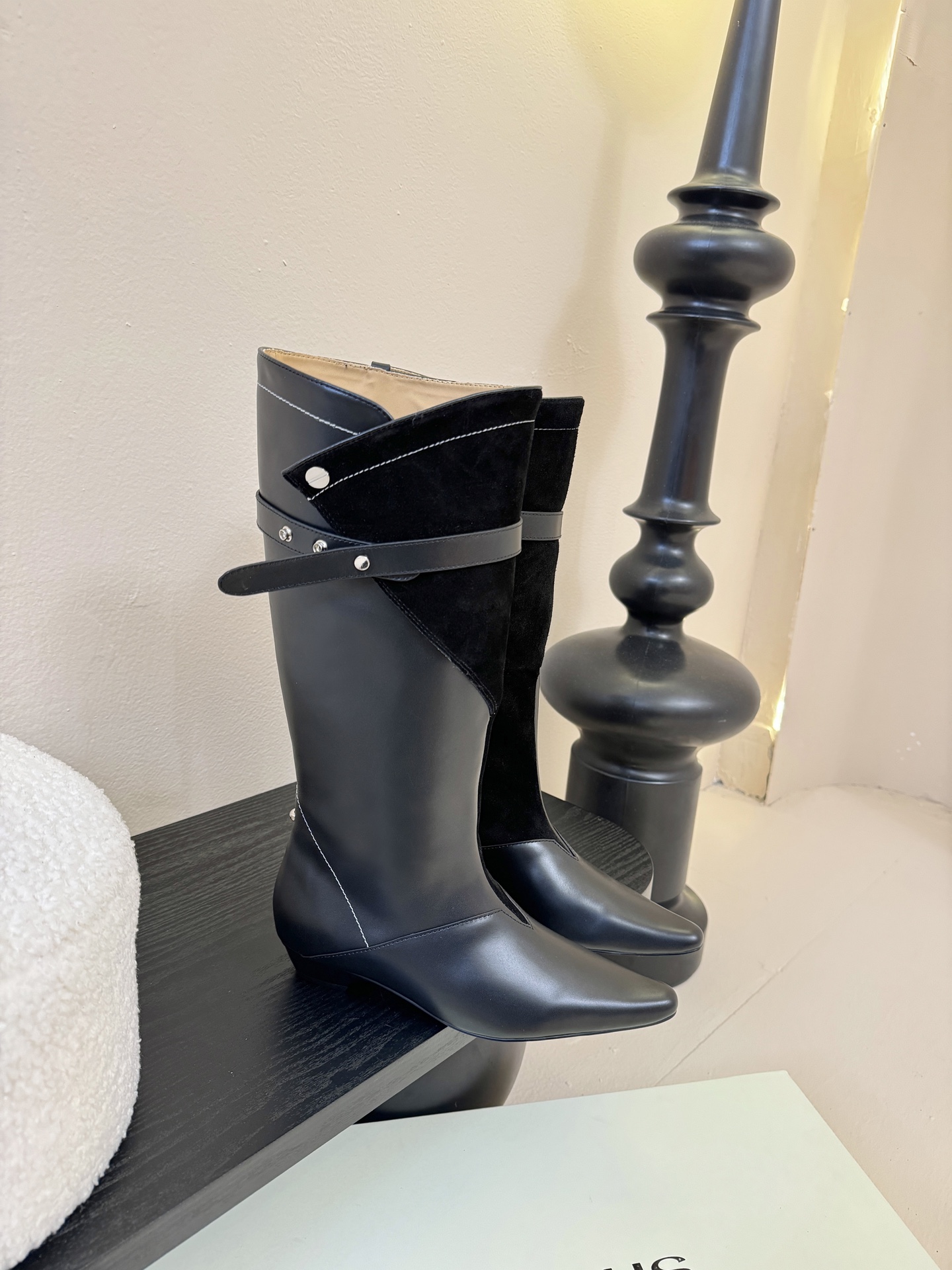 Orinous 𝟐𝟓𝐀𝐖长靴Orinous 这款长靴｜是时髦精的“腿精密码” V字扣带复古堆叠长靴 自带