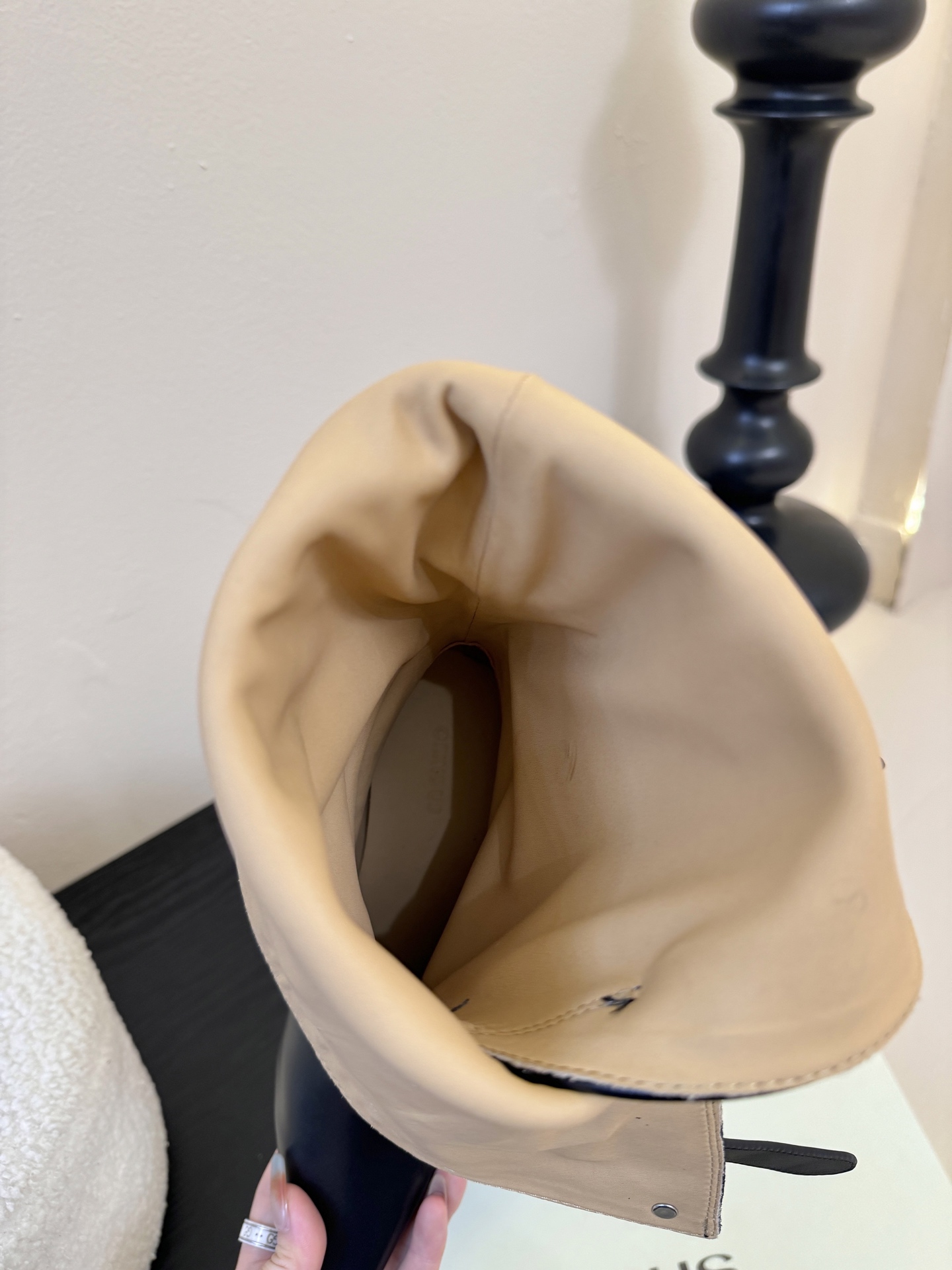 Orinous 𝟐𝟓𝐀𝐖长靴Orinous 这款长靴｜是时髦精的“腿精密码” V字扣带复古堆叠长靴 自带