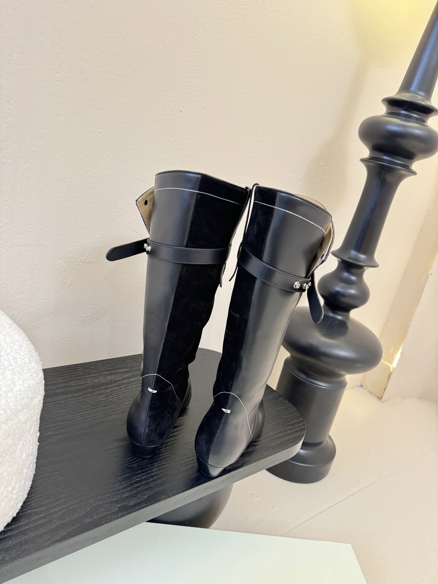 Orinous 𝟐𝟓𝐀𝐖长靴Orinous 这款长靴｜是时髦精的“腿精密码” V字扣带复古堆叠长靴 自带