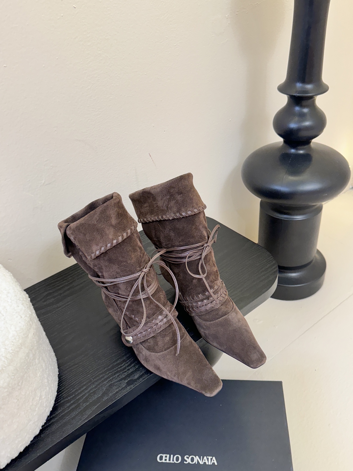 Cello Sonata🔳𝟐𝟓𝐀𝐖新品游牧风复古麂皮编织中靴 把复古时髦玩明白了 尖头皮质+绑带设计 极