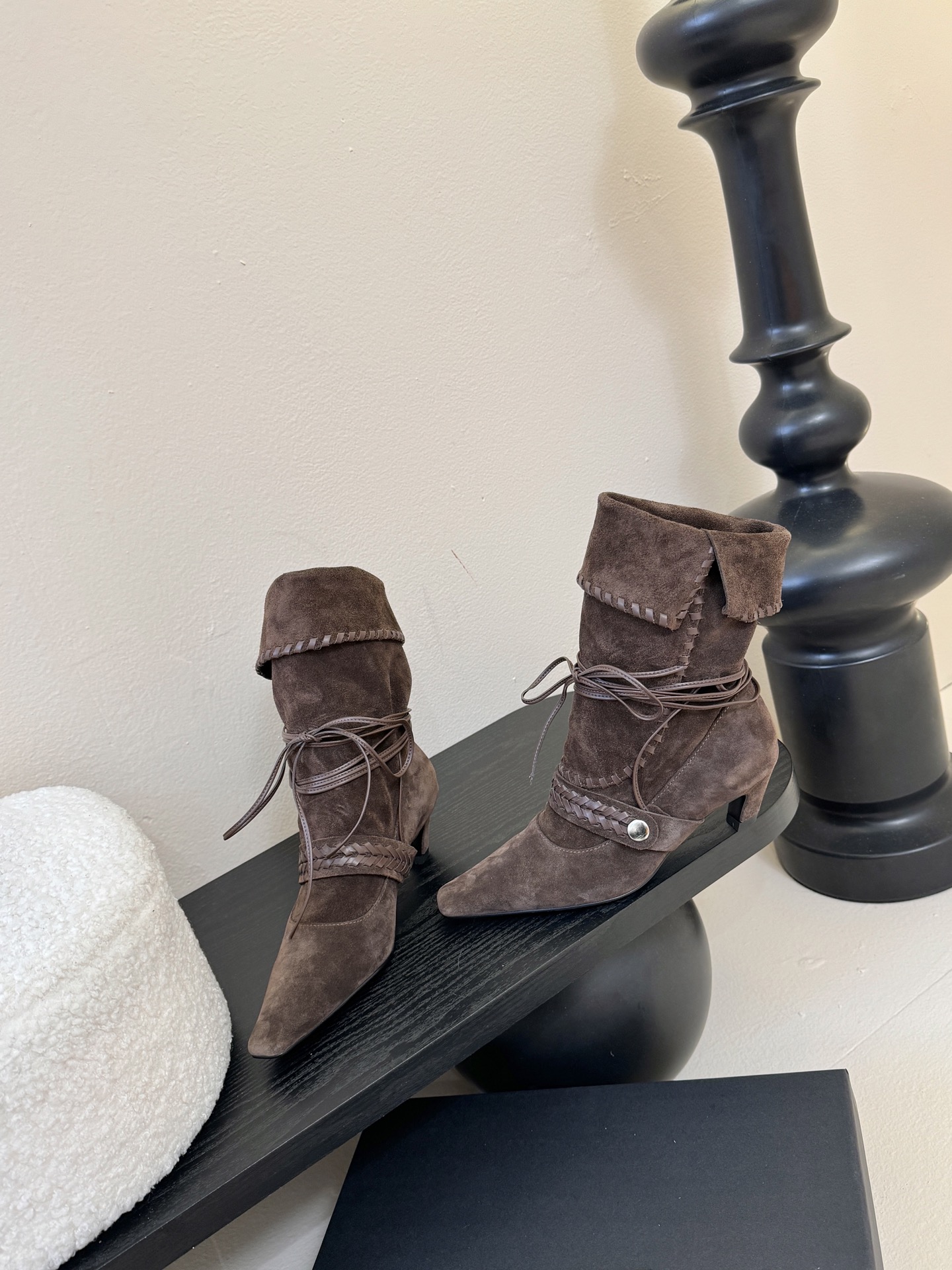 Cello Sonata🔳𝟐𝟓𝐀𝐖新品游牧风复古麂皮编织中靴 把复古时髦玩明白了 尖头皮质+绑带设计 极