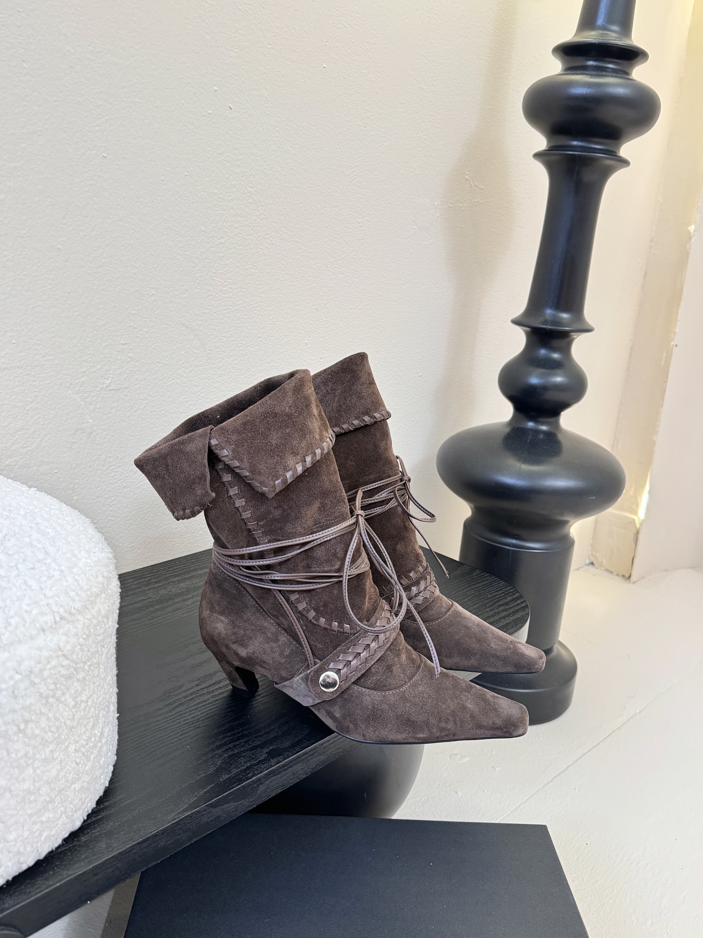 Cello Sonata🔳𝟐𝟓𝐀𝐖新品游牧风复古麂皮编织中靴 把复古时髦玩明白了 尖头皮质+绑带设计 极