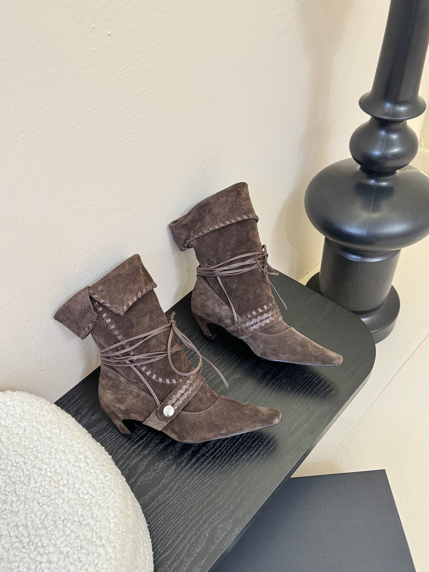 Cello Sonata🔳𝟐𝟓𝐀𝐖新品游牧风复古麂皮编织中靴 把复古时髦玩明白了 尖头皮质+绑带设计 极