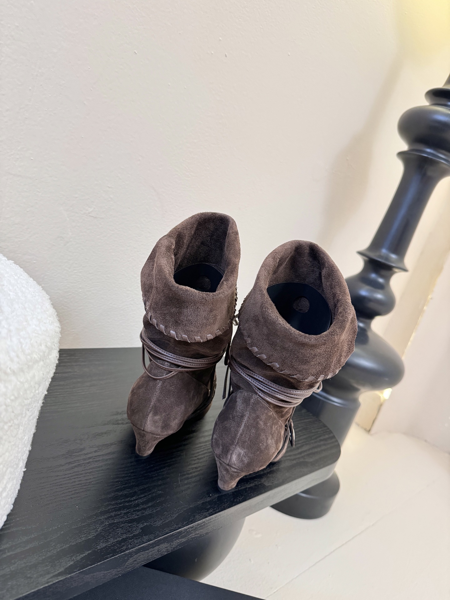 Cello Sonata🔳𝟐𝟓𝐀𝐖新品游牧风复古麂皮编织中靴 把复古时髦玩明白了 尖头皮质+绑带设计 极