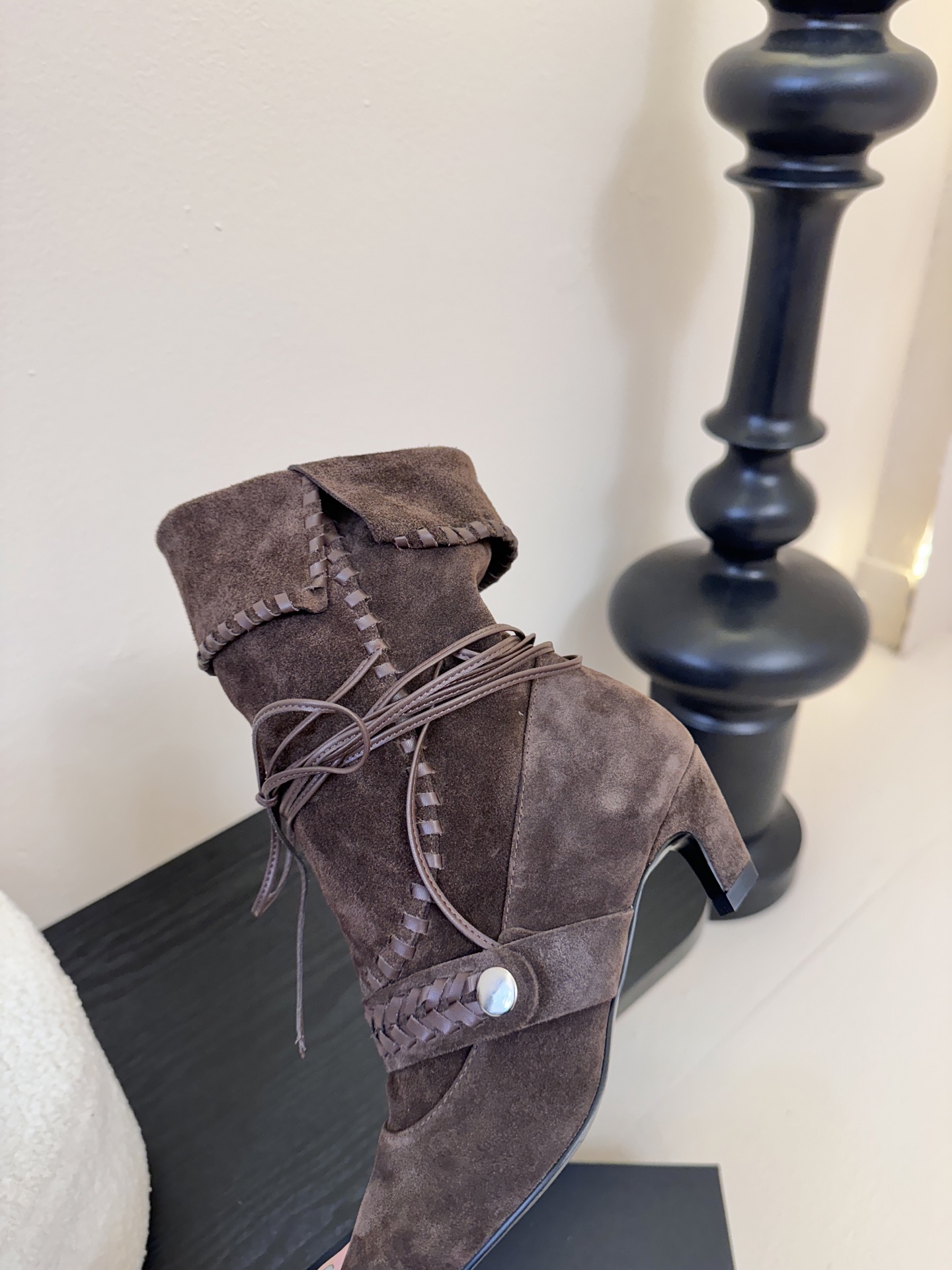 Cello Sonata🔳𝟐𝟓𝐀𝐖新品游牧风复古麂皮编织中靴 把复古时髦玩明白了 尖头皮质+绑带设计 极