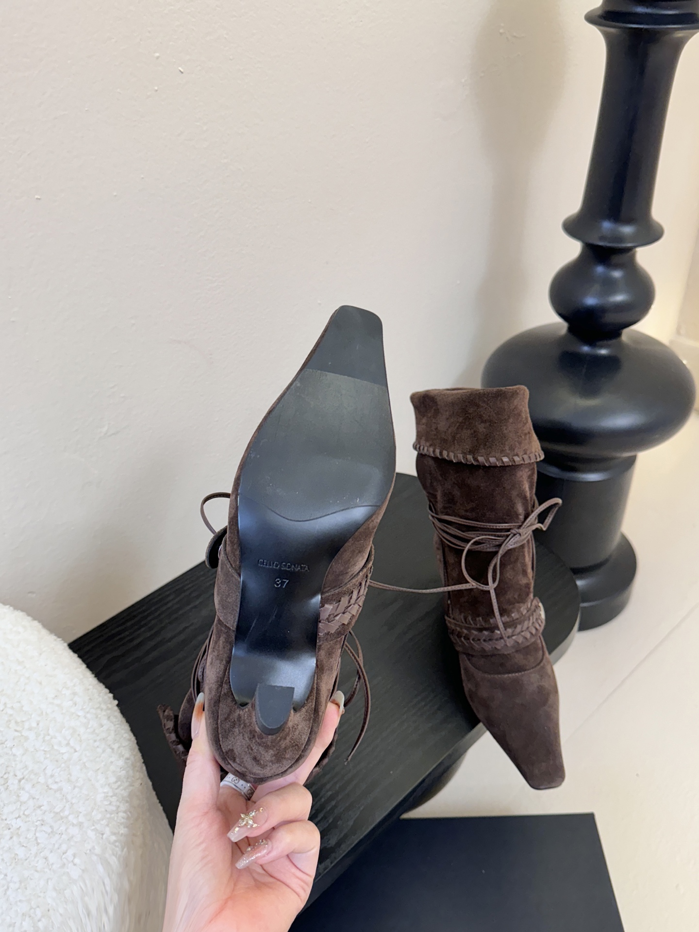 Cello Sonata🔳𝟐𝟓𝐀𝐖新品游牧风复古麂皮编织中靴 把复古时髦玩明白了 尖头皮质+绑带设计 极