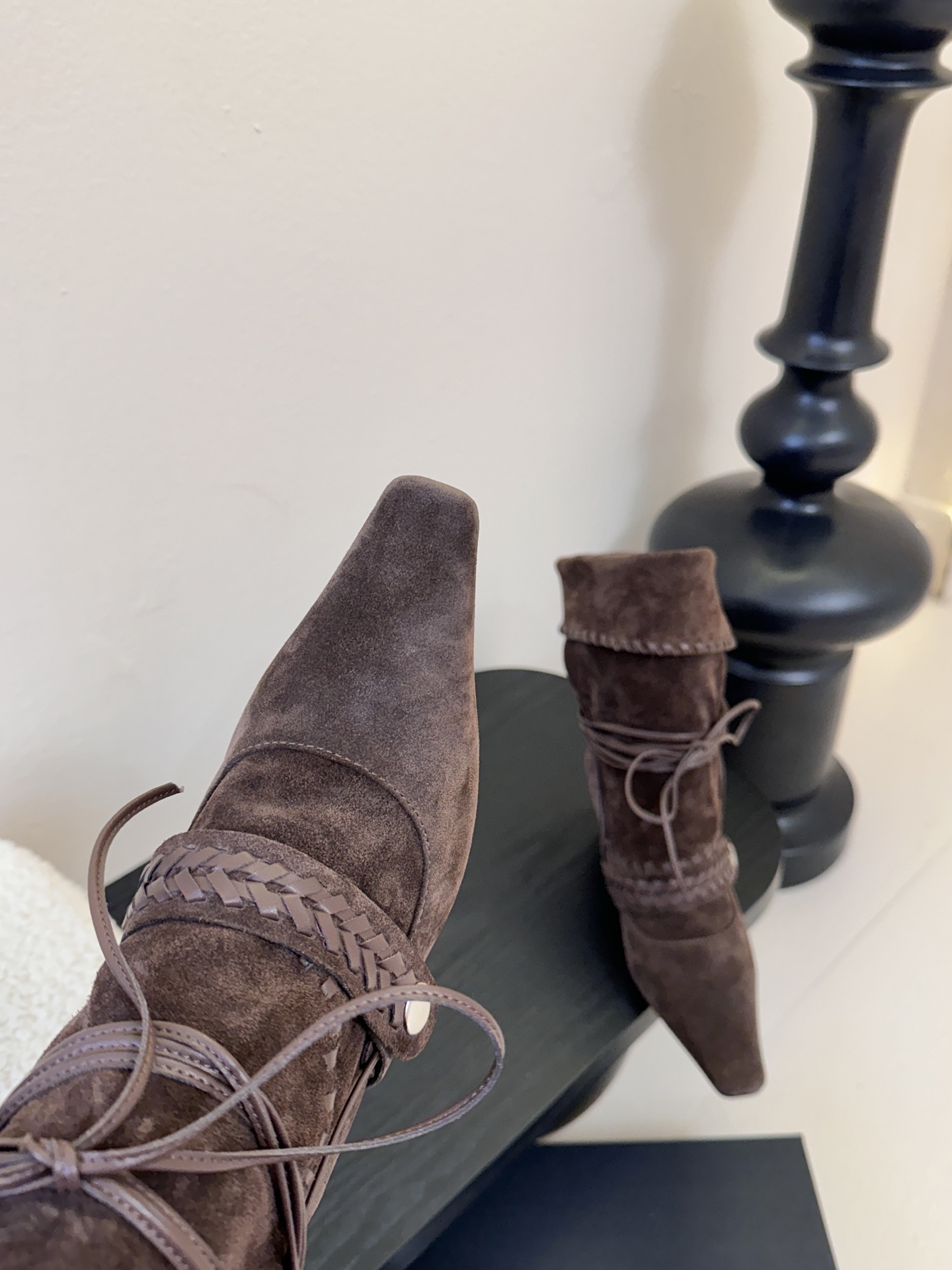 Cello Sonata🔳𝟐𝟓𝐀𝐖新品游牧风复古麂皮编织中靴 把复古时髦玩明白了 尖头皮质+绑带设计 极