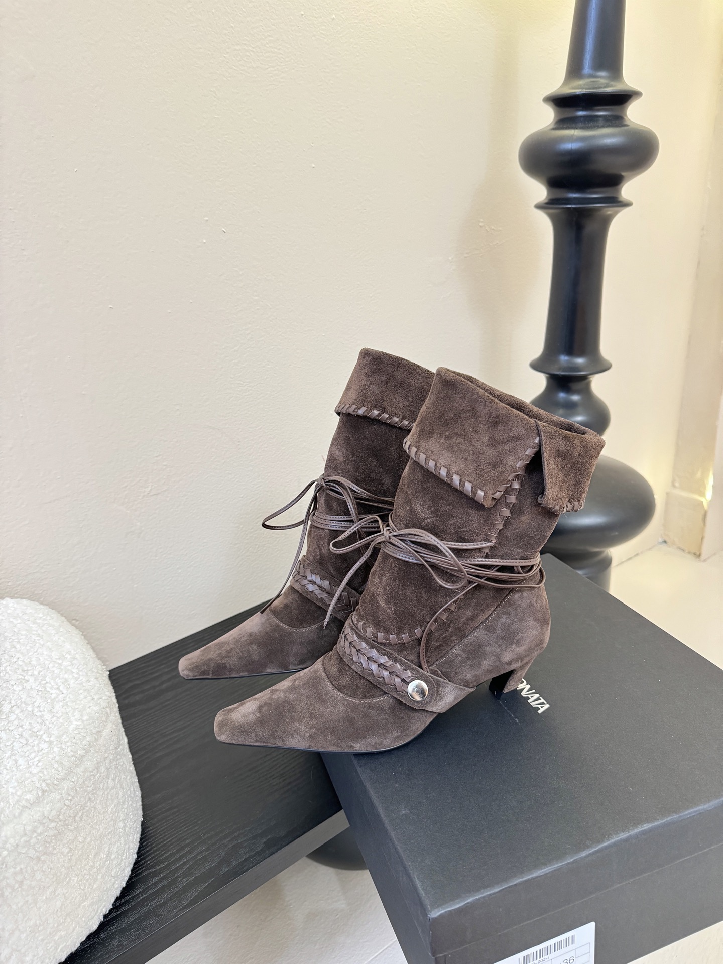 Cello Sonata🔳𝟐𝟓𝐀𝐖新品游牧风复古麂皮编织中靴 把复古时髦玩明白了 尖头皮质+绑带设计 极