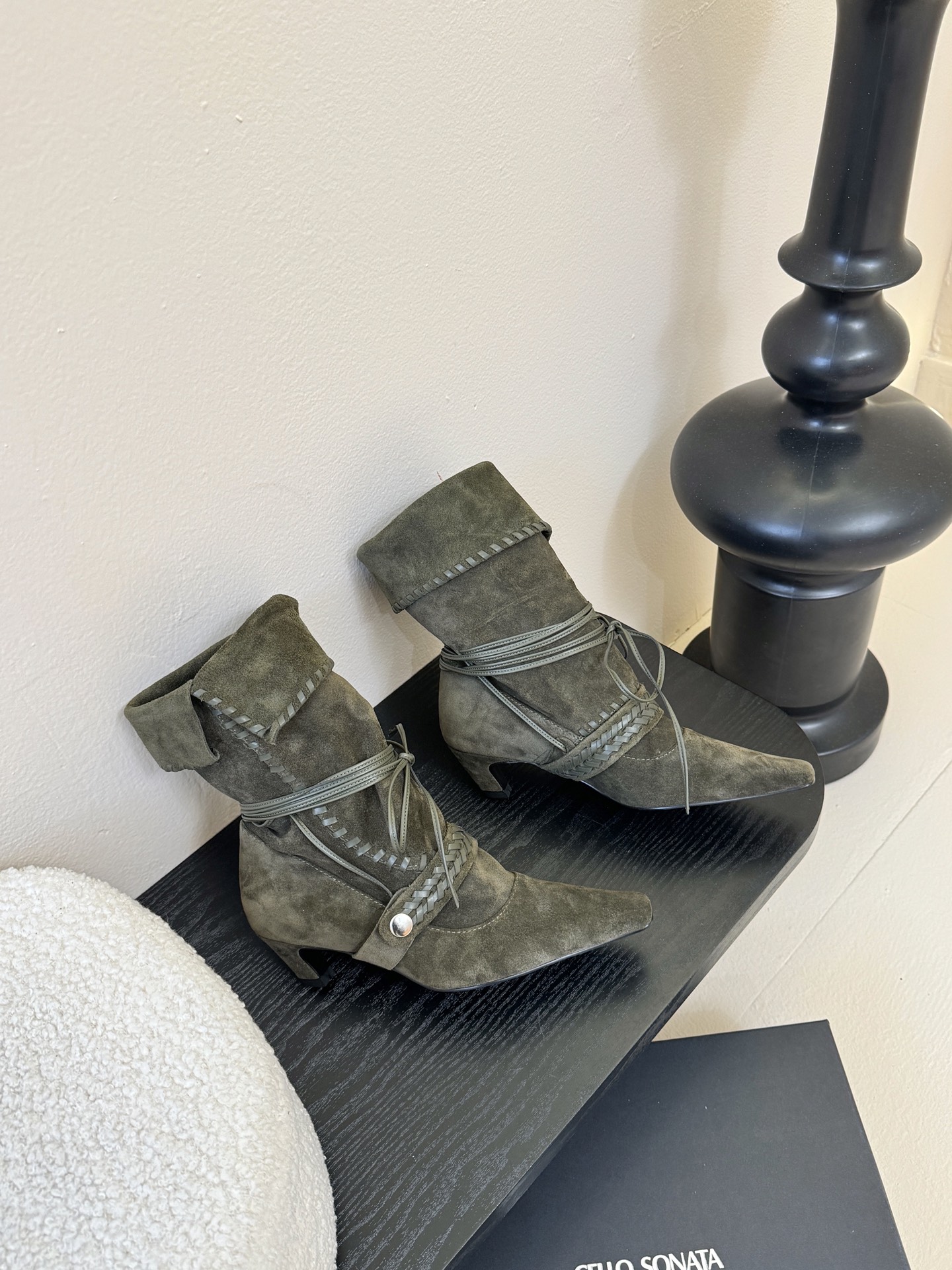 Cello Sonata🔳𝟐𝟓𝐀𝐖新品游牧风复古麂皮编织中靴 把复古时髦玩明白了 尖头皮质+绑带设计 极