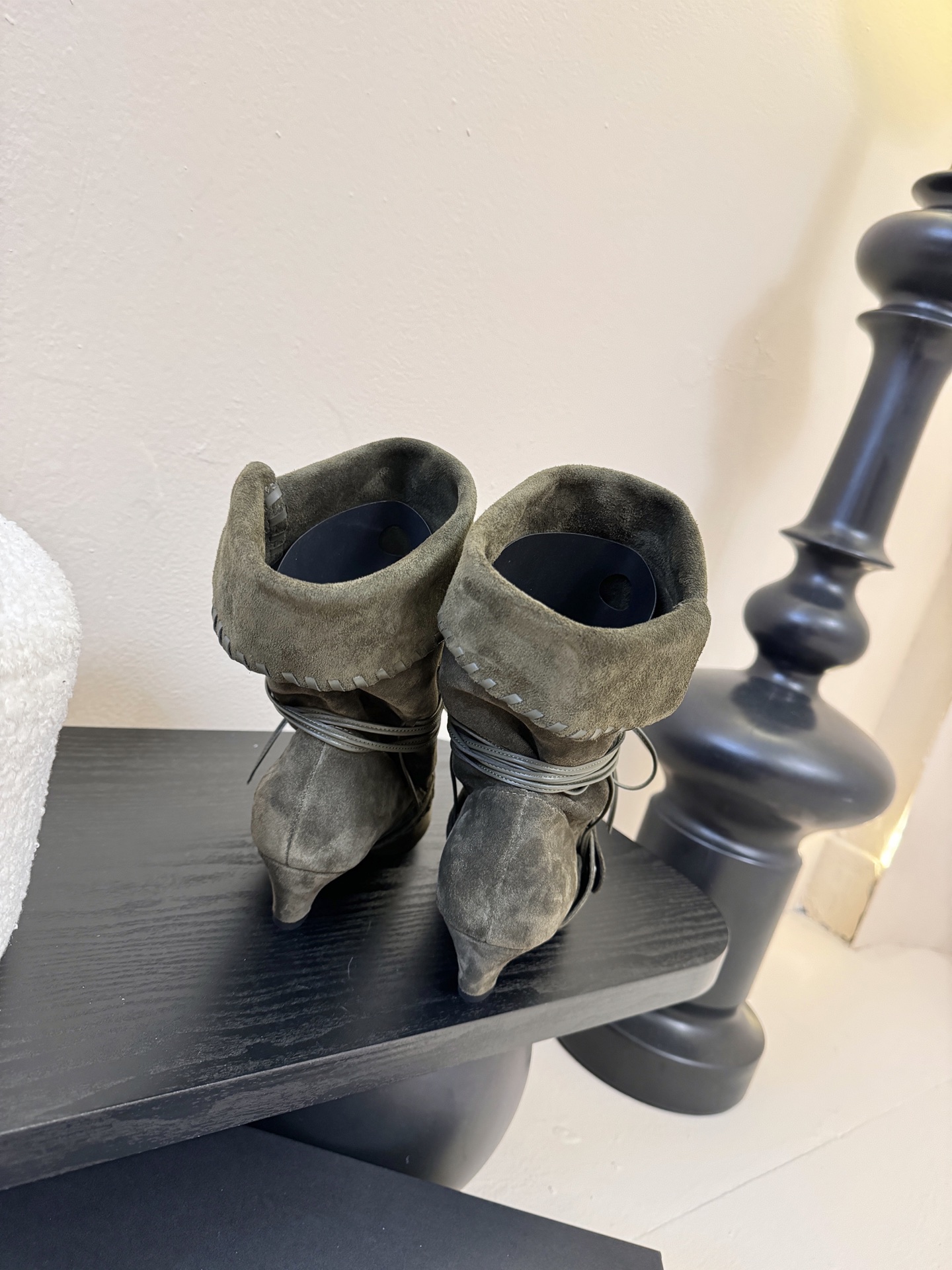 Cello Sonata🔳𝟐𝟓𝐀𝐖新品游牧风复古麂皮编织中靴 把复古时髦玩明白了 尖头皮质+绑带设计 极